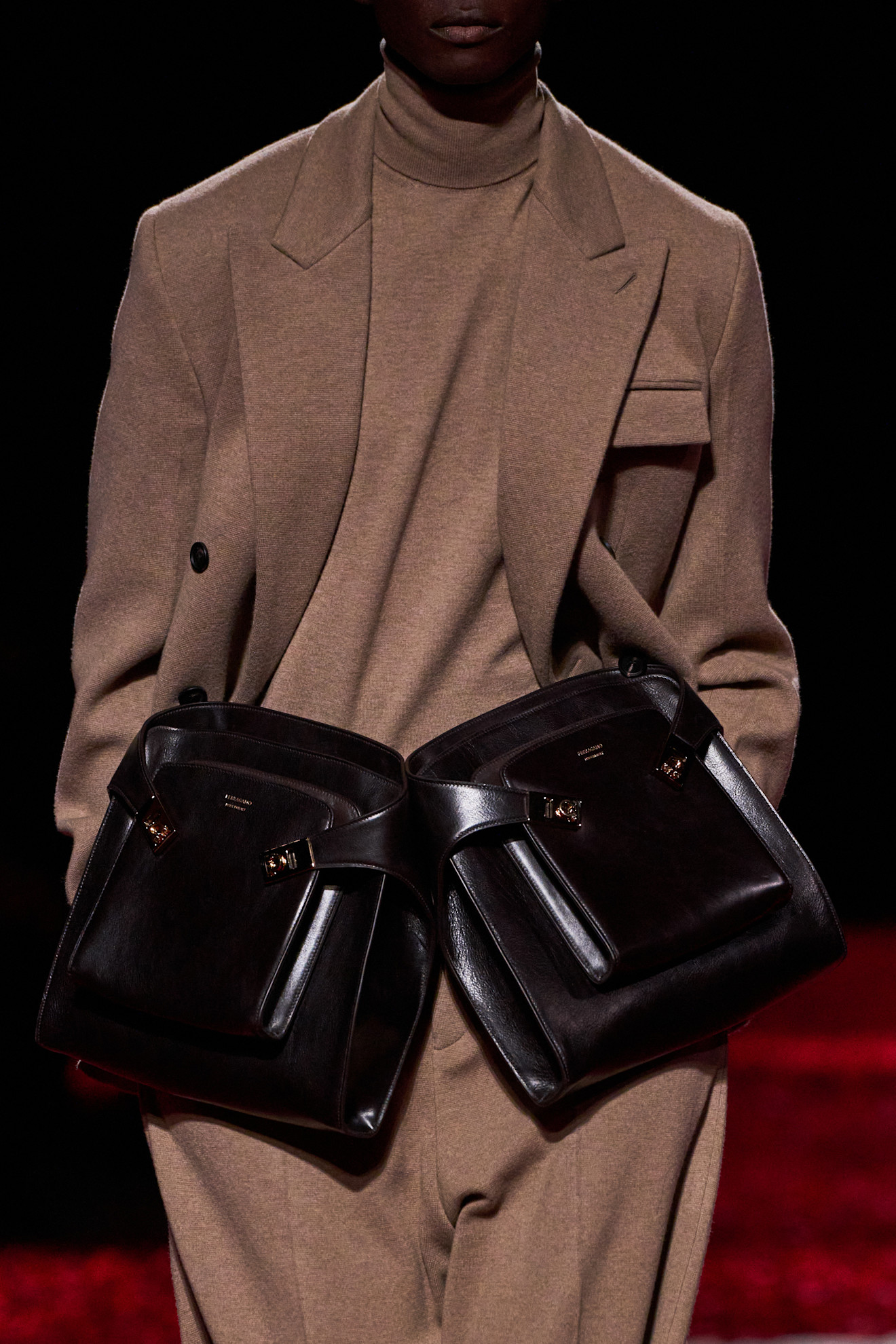 Ferragamo حقيبة خصر مميزة وعصرية من
