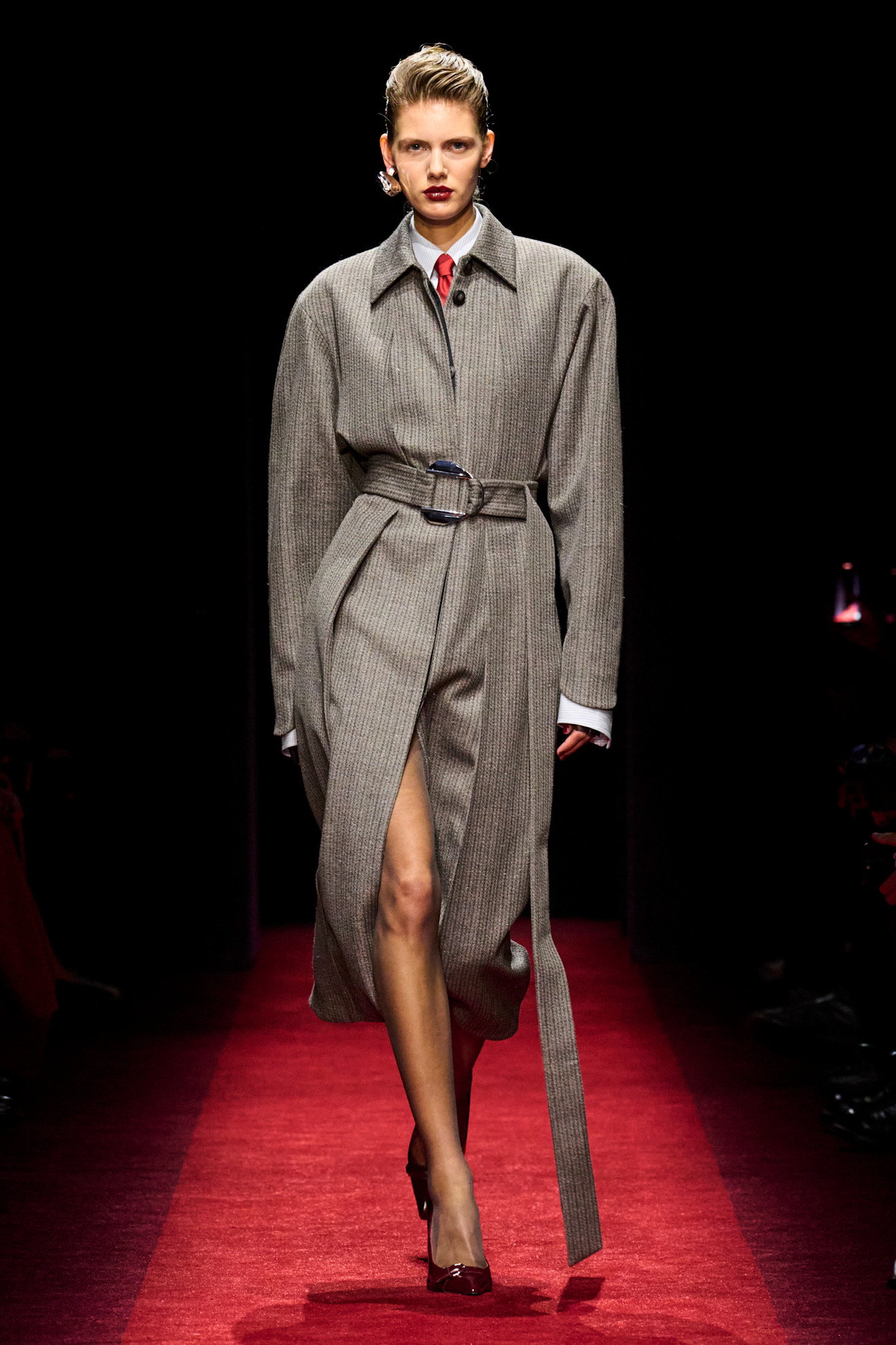 Ferrari الأناقة العصرية بالطقم من