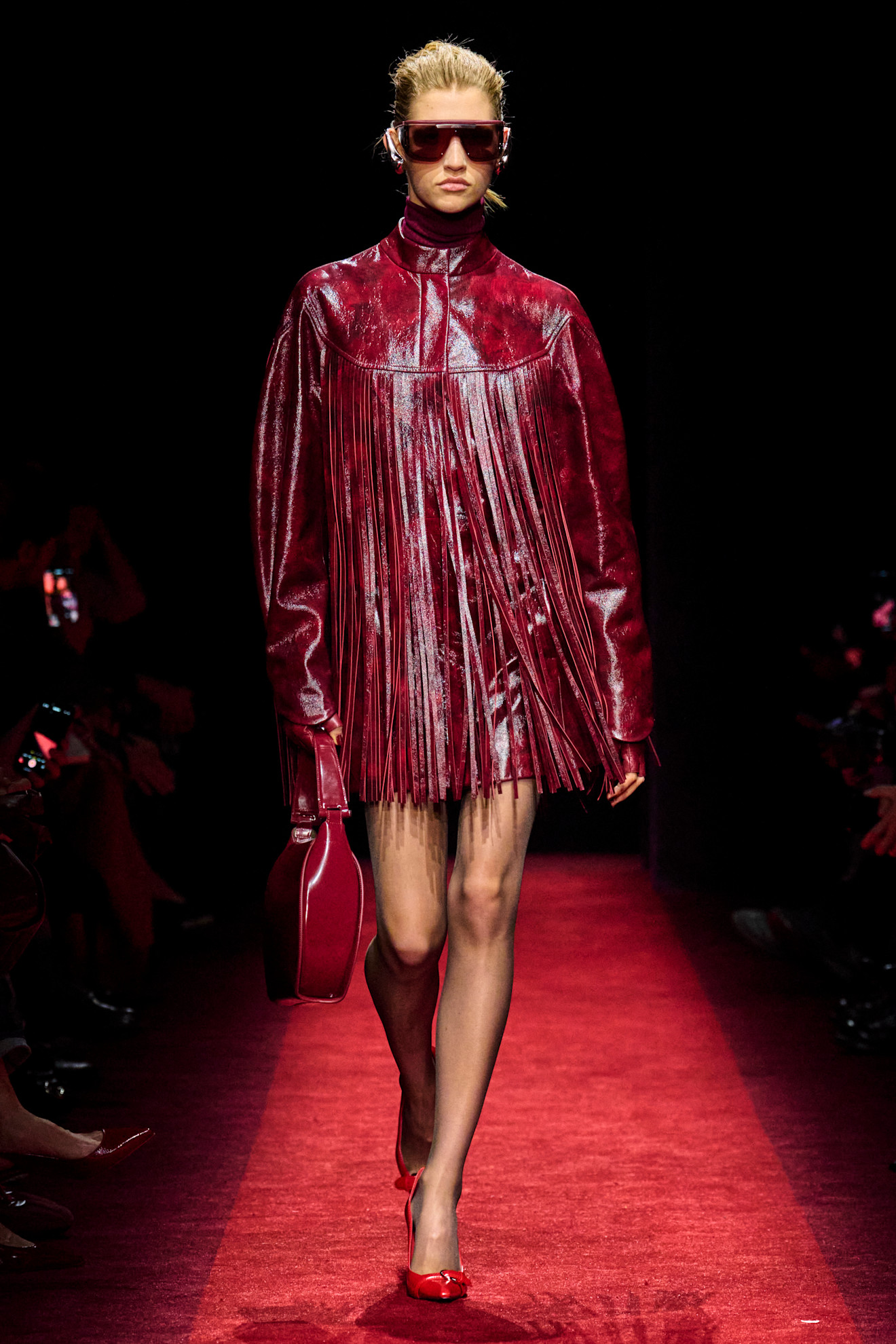 موضة الجاكيت الحمراء مع الشراريب