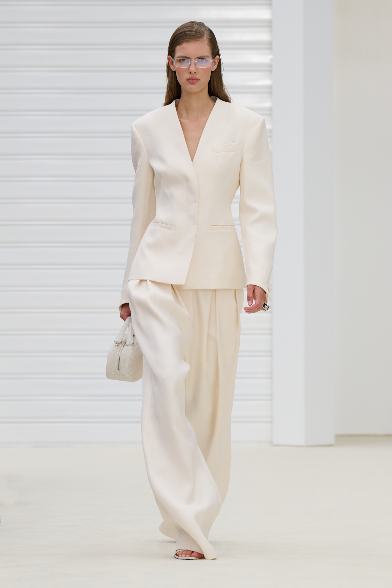 بدلة رسمية باللون الأبيض من فيراري