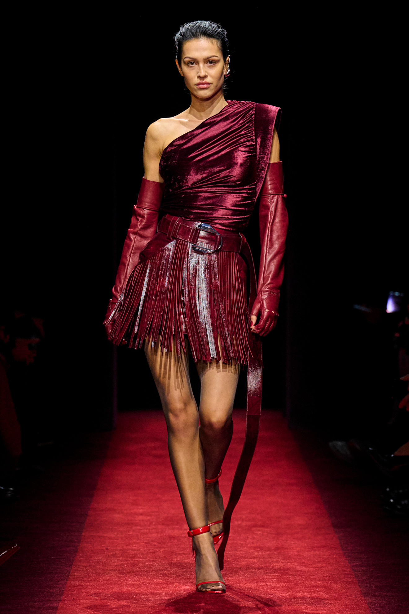 موضة الشراريب مع التنورة الجلدية الحمراء