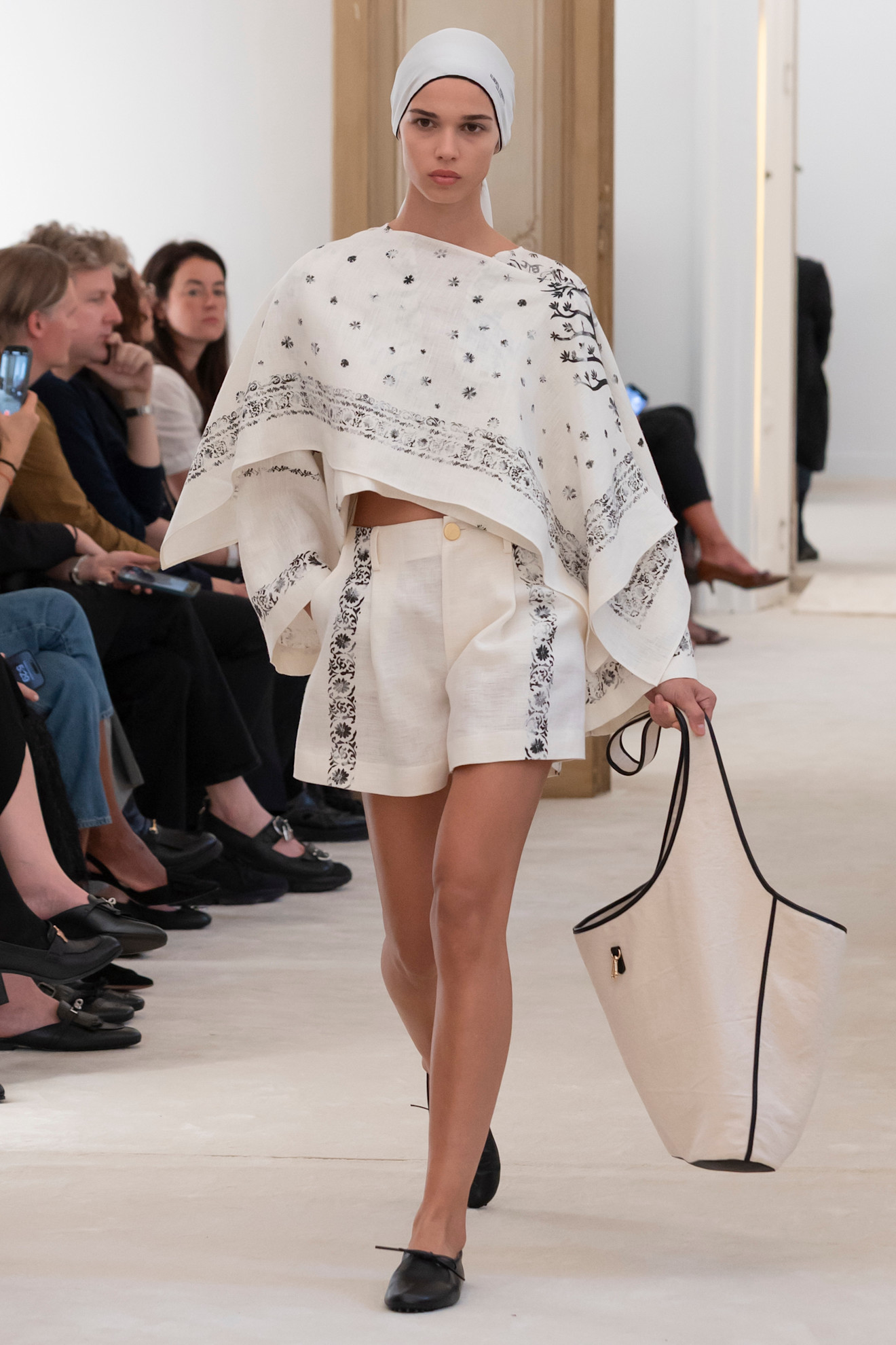 الشورت الميدي من Alberta Ferretti