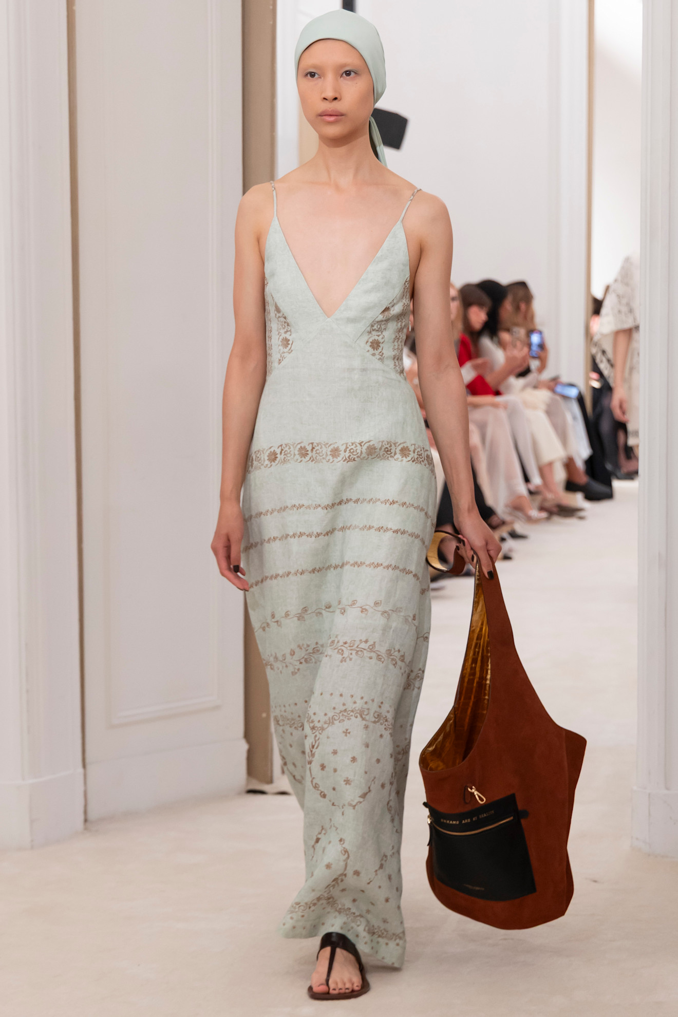 فستان طويل وانسيابي من توقيع ألبرتا فيريتي مناسب لإطلالتك اليومية