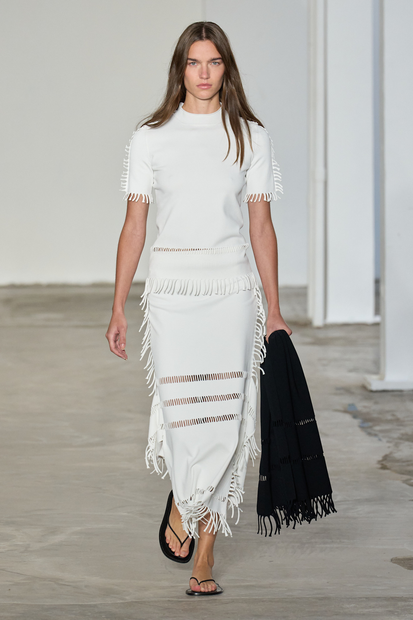 Fformeفستان أبيض ناعم مع شراريب من