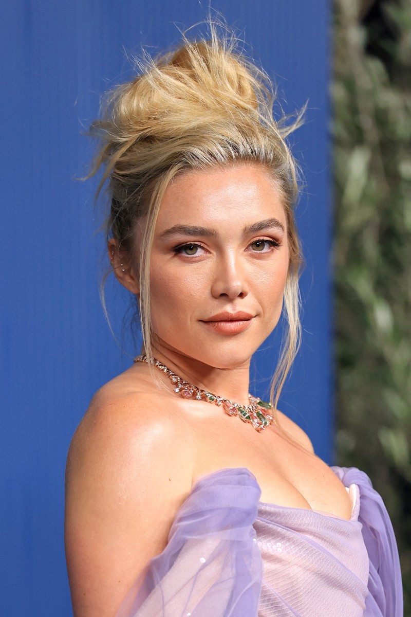 اطلالة Florence Pugh برسمات المكياج المرجاني