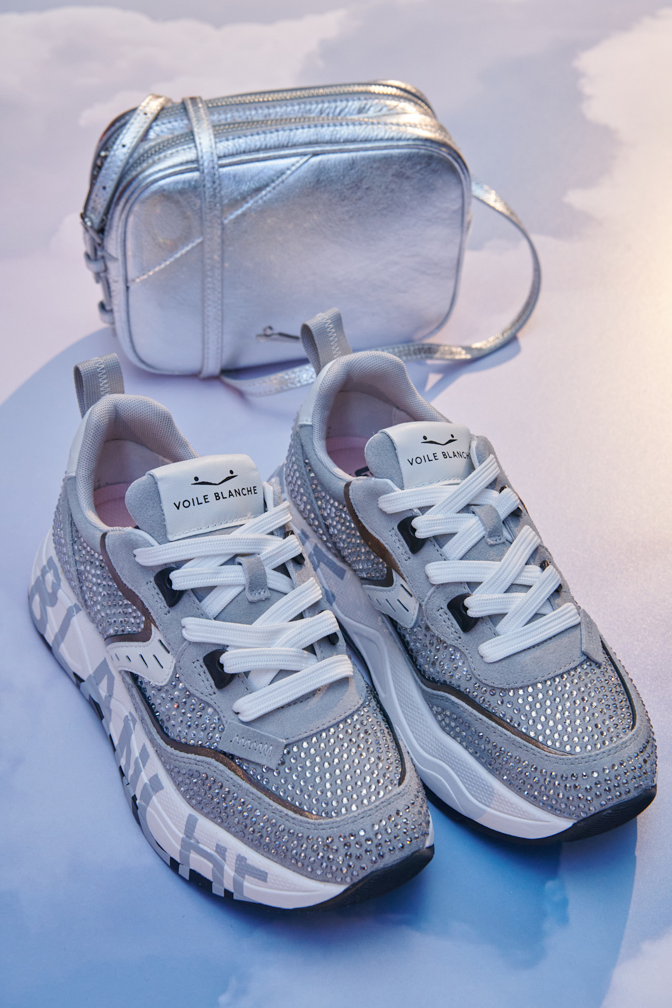 Flower Mountainتنسيق بين الحذاء والحقيبة من