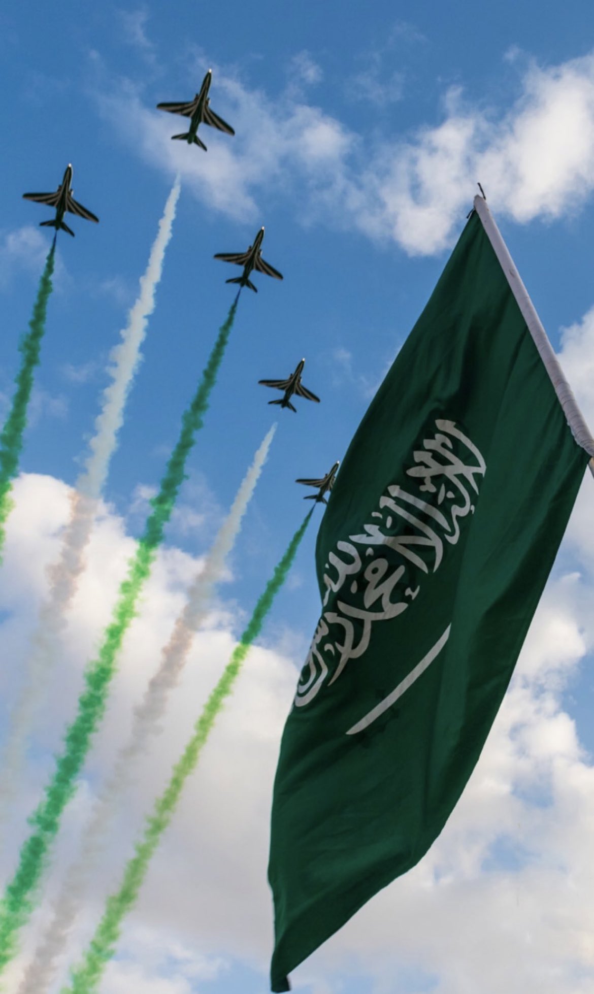 راية المملكة ترفرف عاليا بين السحاب في يوم العلم 