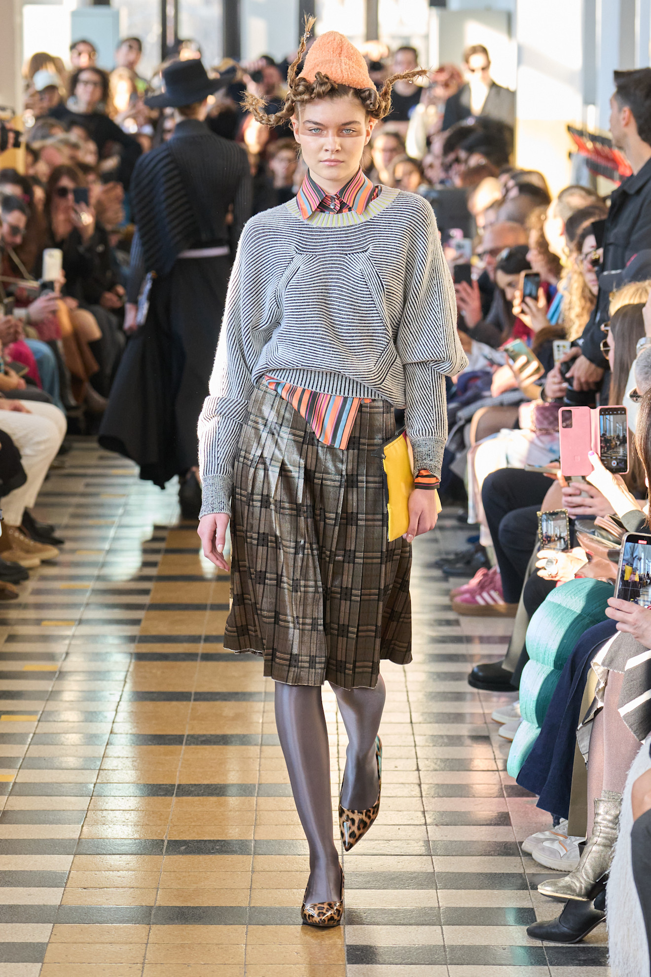 موضة التنانير الجلدية مع الكارو البني