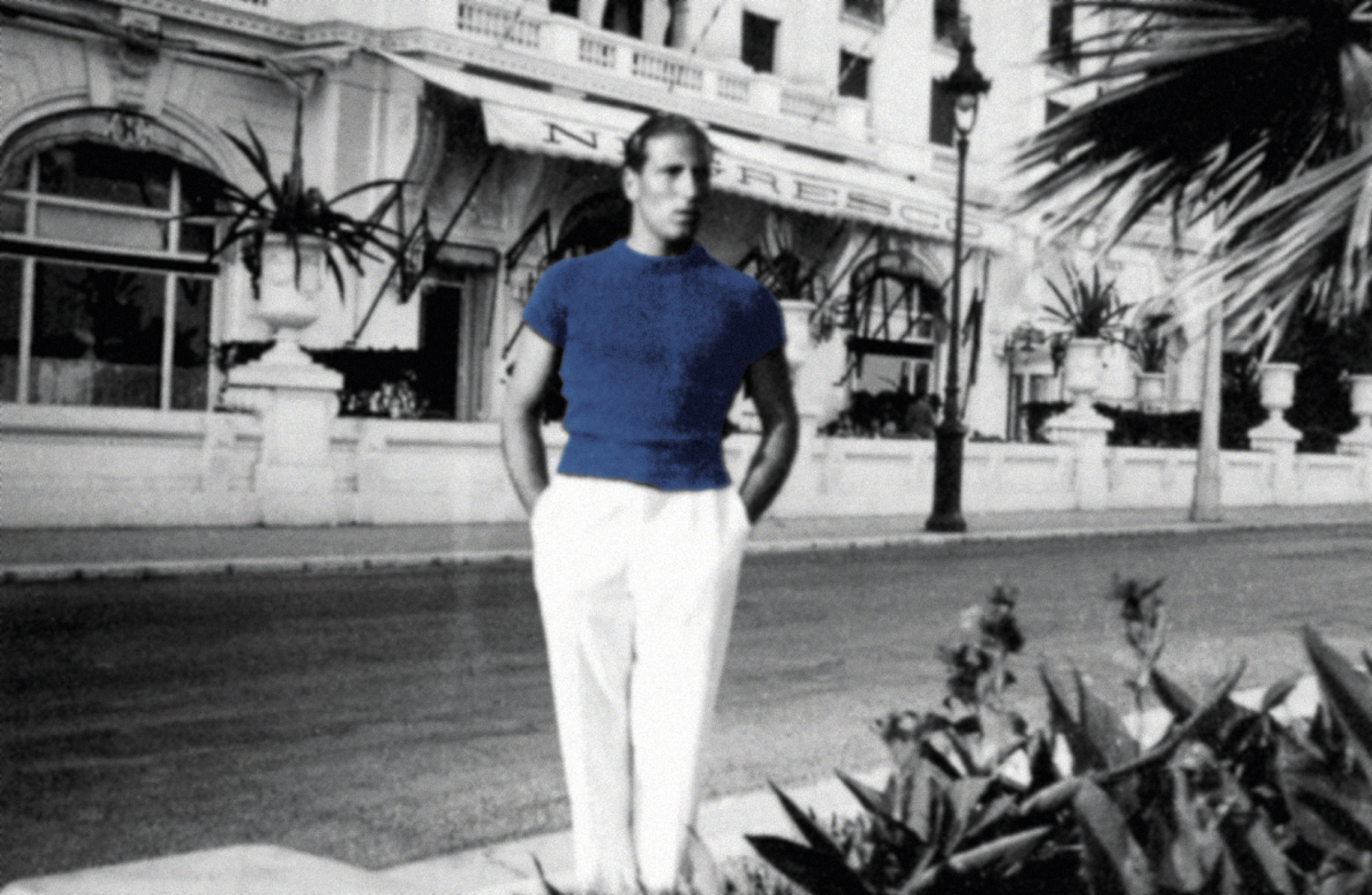 فرد سامويل أمام فندق نيغريسكو (Hôtel Negresco) في مدينة نيس الفرنسية، خلال ثلاثينيات القرن العشرين.