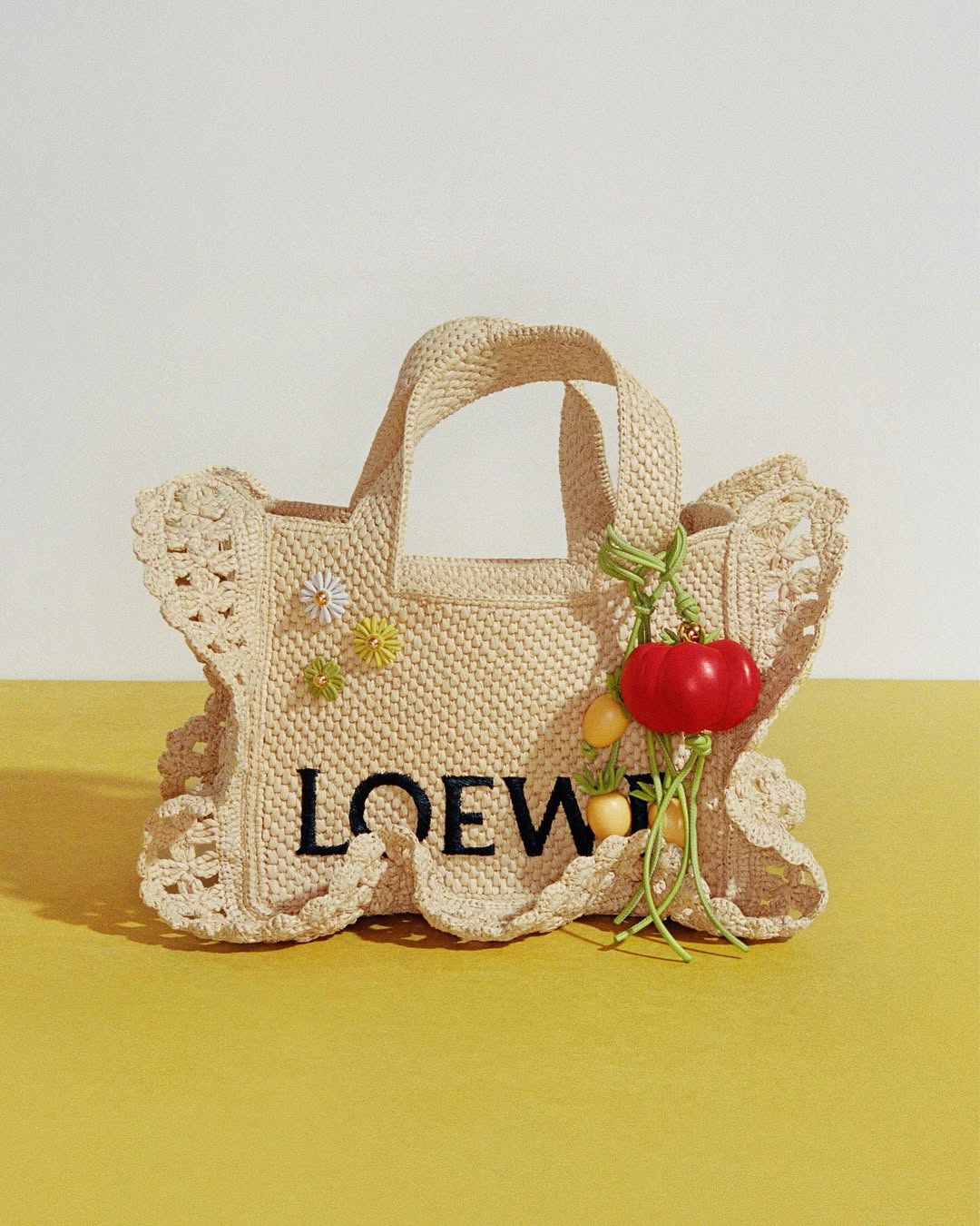 Loewe وإكسسوار "الطماطم"