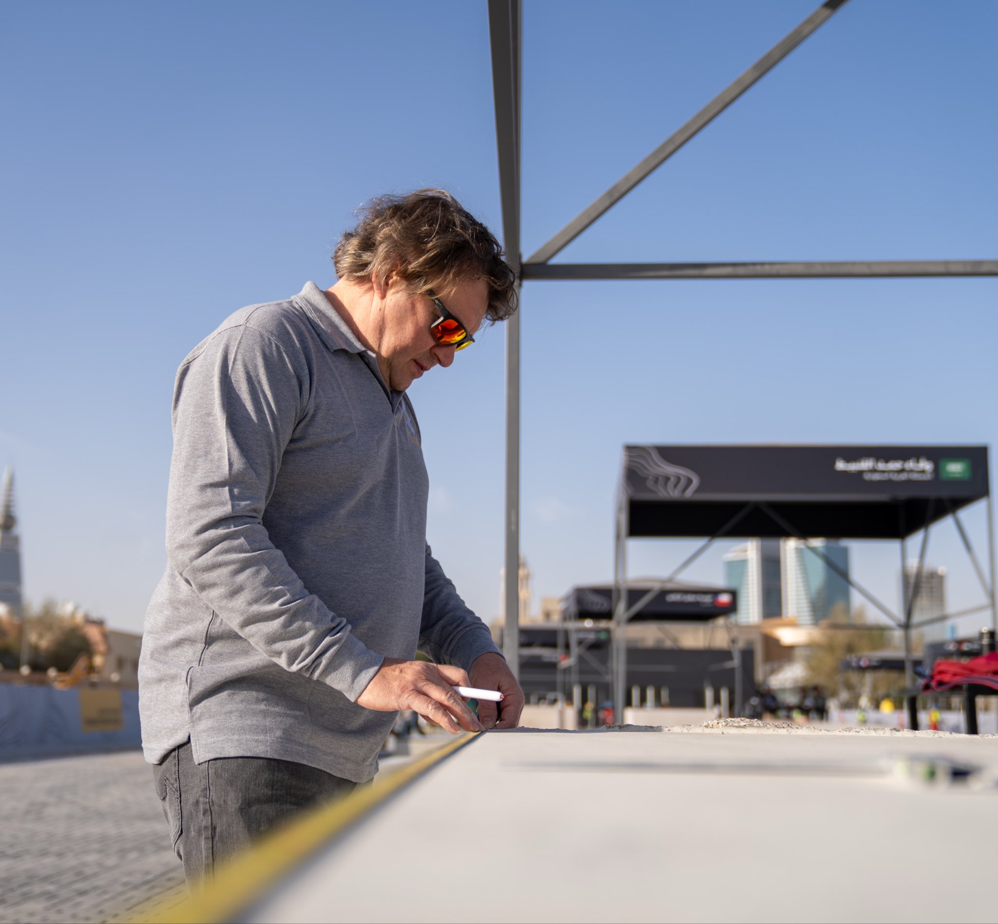 في ملتقى طويق للنحت يبدأ الفن بالدقة