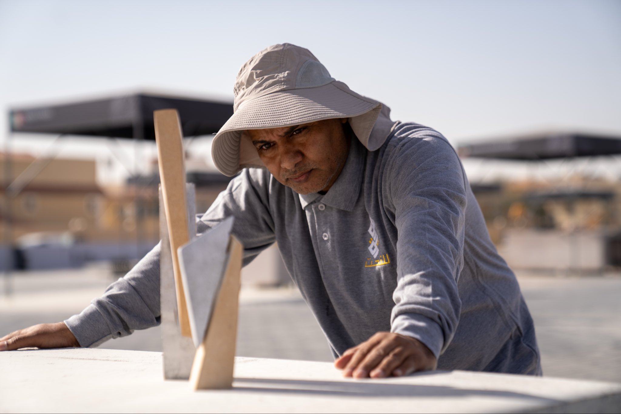 العمل الصامت الذي يصنع الضجيج الفني في ملتقى طويق للنحت