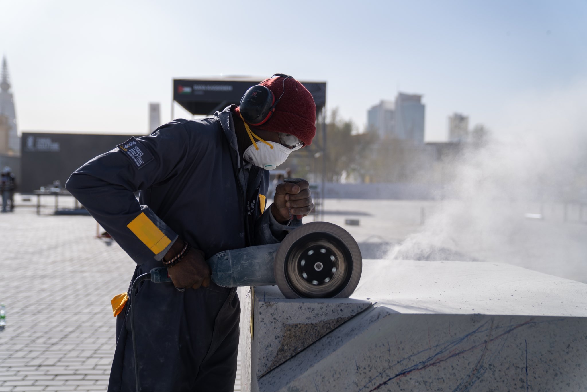 خطوط أولى وبداية قصة في ملتقى طويق للنحت