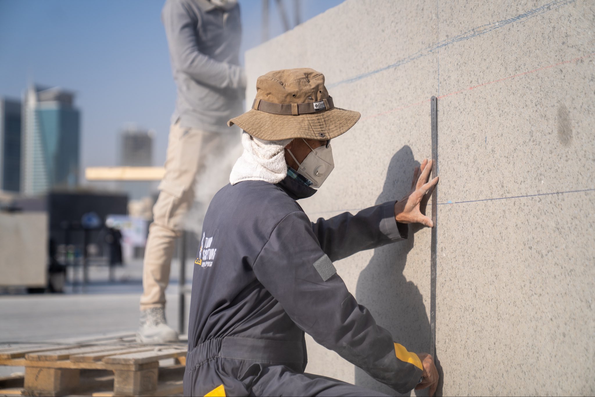 في ملتقى طويق للنحت تبدأ الفكرة بخط رفيع على الحجر