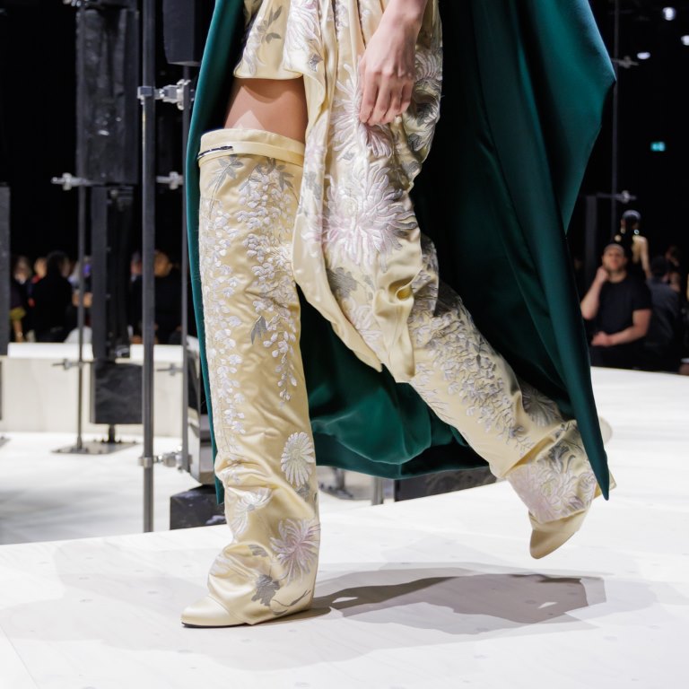 GIVENCHY تطلق جزمة THE SHARK PINCH من إبداع SARAH BURTON