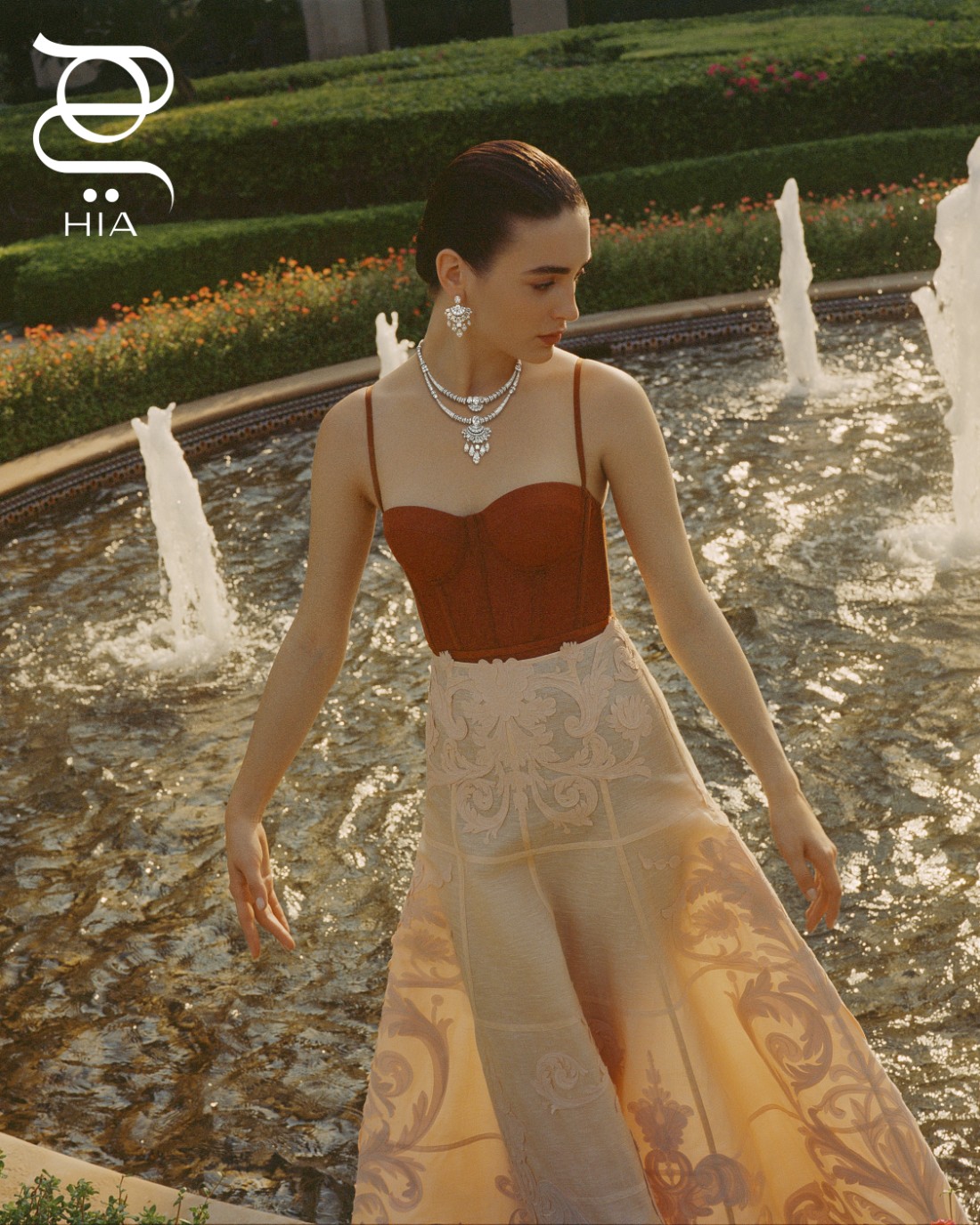 أقراط أذن مجوهرات راقية من الذهب الأبيض بنحو 27.95 قيراط من الماس بالقطع البيضاوي والزمردي والإجاصي، عقد مجوهرات راقية من الذهب الأبيض المرصع بنحو 69.70 قيراط من الماس بالقطع البيضاوي والزمردي والإجاصي، جميع المجوهرات من "غراف" GRAFF توب وتنورة من "زيمرمان" ZIMMERMAN