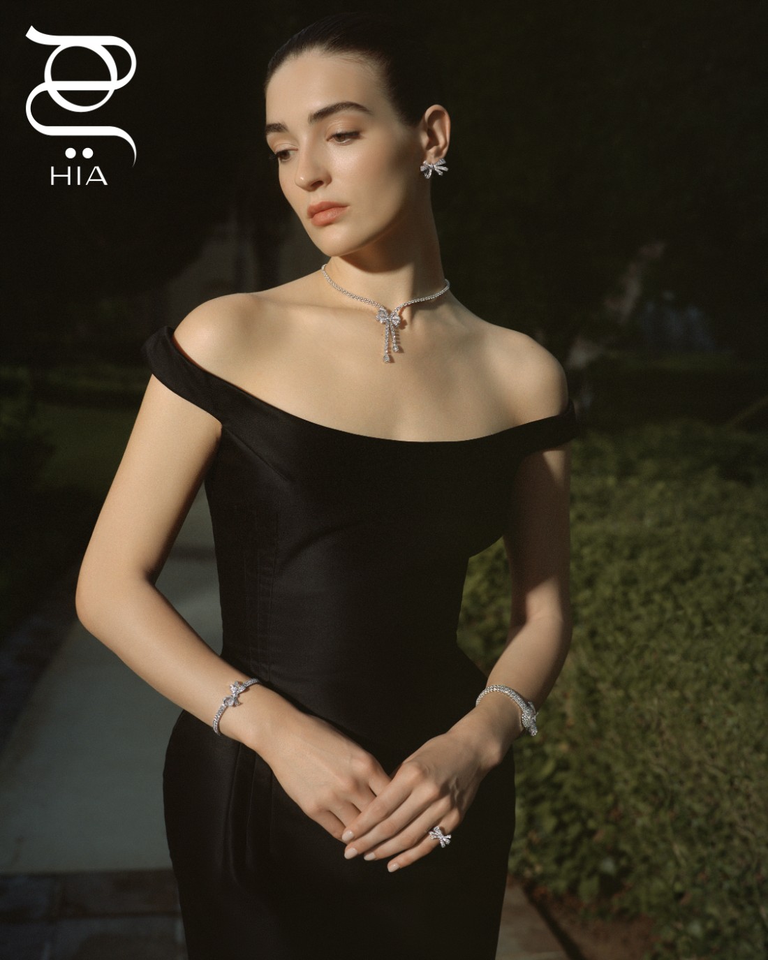 من مجموعة TILDA’S BOW: أقراط أذن من الذهب الأبيض المرصع بنحو 3.60 قيراط من الماس، وعقد من الذهب الأبيض المرصع بنحو 16.91 قيراط من الماس، وسوار مرصع بنحو 7 قراريط من الماس، وساعة من الذهب الأبيض المرصع بنحو 25.20 قيراط من الماس، وخاتم من الذهب الأبيض المرصع بقيراط من الماس، جميع المجوهرات من "غراف" GRAFF فستان من "ماغدا بوتريم" MAGDA BUTRYM