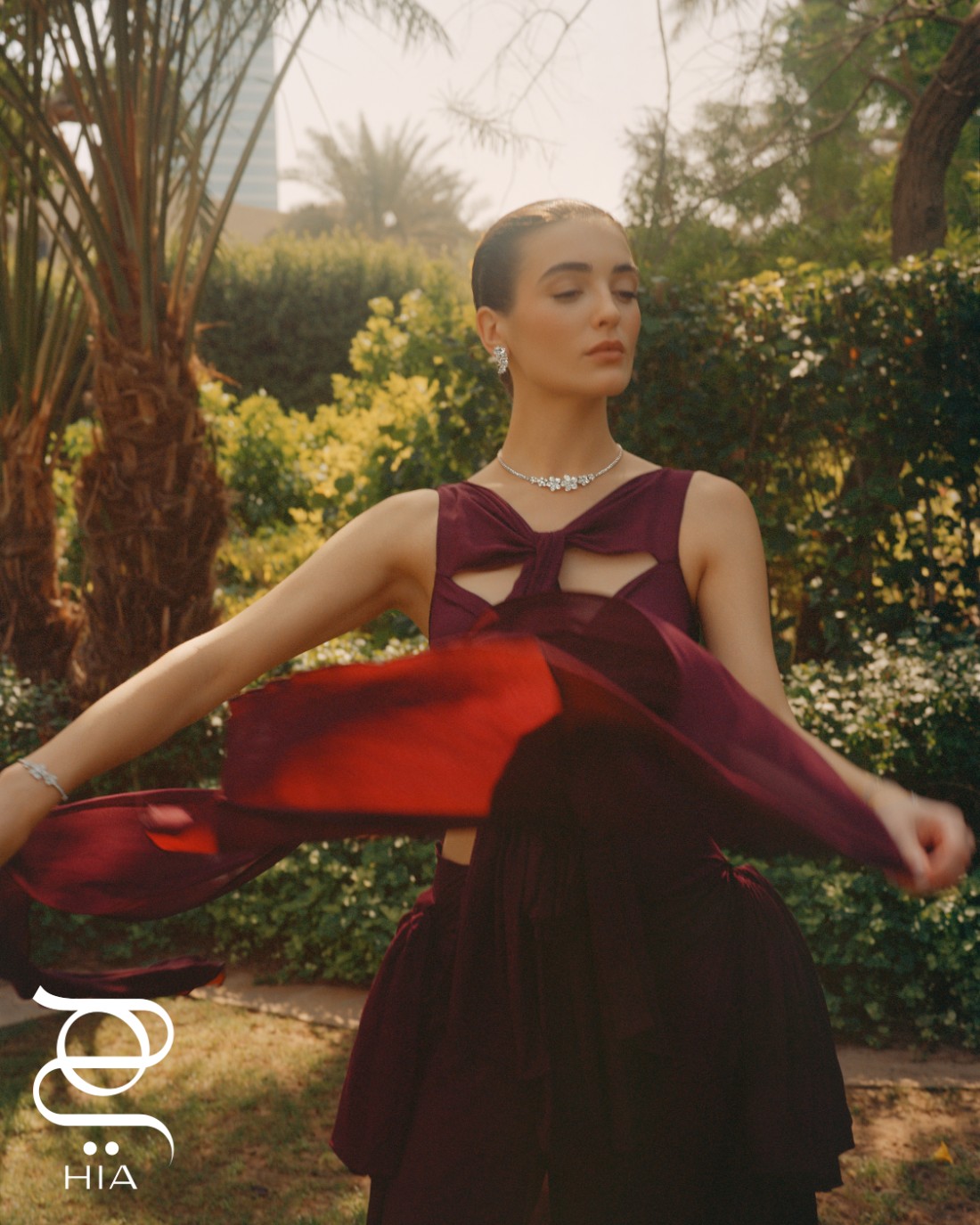 من مجموعة WILD FLOWER: عقد من الذهب الأبيض المرصع بنحو 7.19 قيراط من الماس، أقراط أذن من الذهب الأبيض المرصع بنحو 2.95 قيراط من الماس، سوار من الذهب الأبيض المرصوف بنحو 3.80 قيراط من الماس، جميع المجوهرات من "غراف" GRAFF فستان من "علية" Alaïa