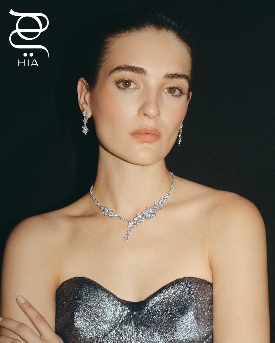 من مجموعة WILD FLOWER: عقد من الذهب الأبيض المرصع بنحو 20.47 قيراط من الماس، أقراط أذن من الذهب الأبيض المرصع بنحو 3.41 قيراط من الماس جميع المجوهرات من "غراف" GRAFF _