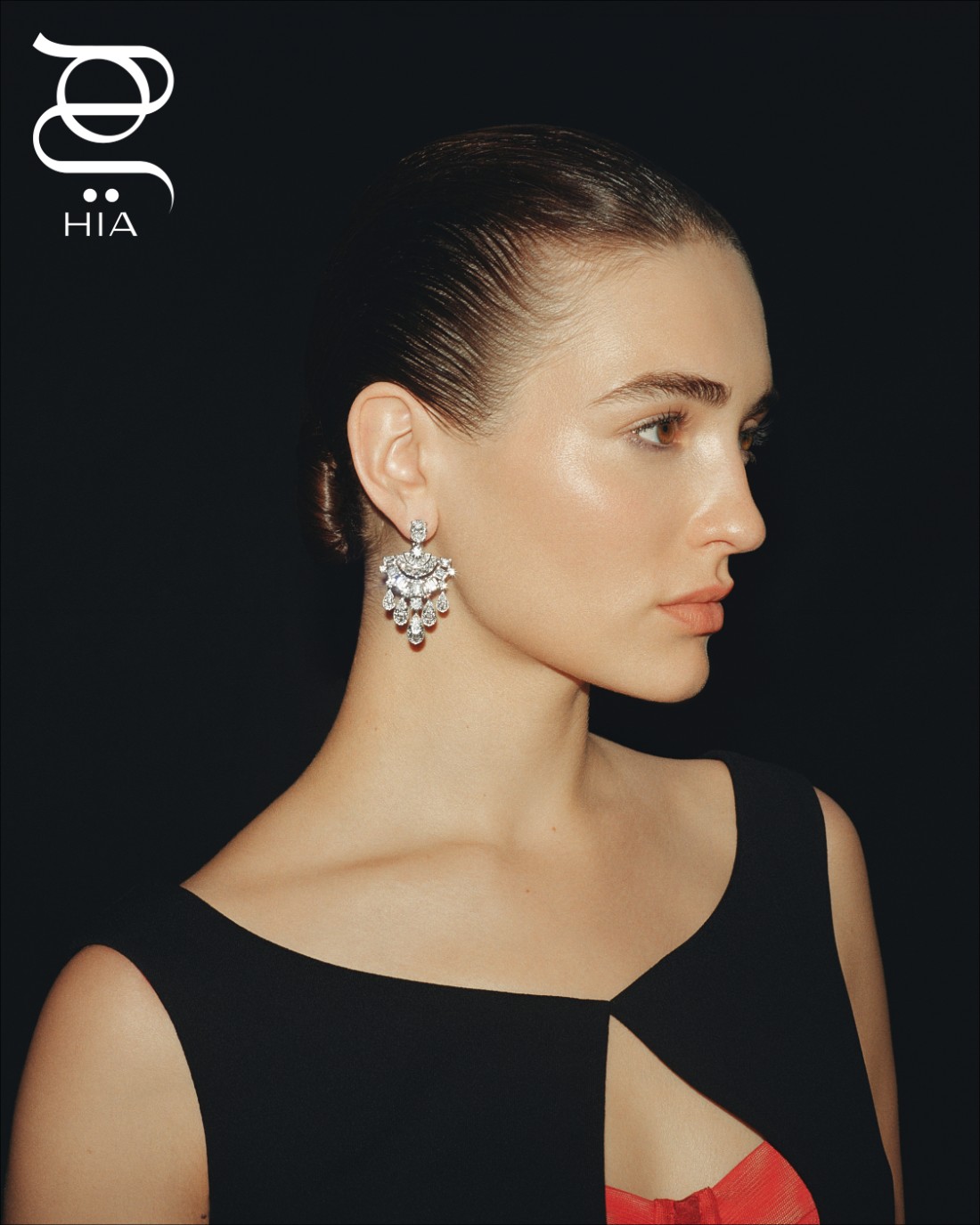 أقراط أذن مجوهرات راقية من الذهب الأبيض المرصع بنحو 27.95 قيراط من الماس بالقطع البيضاوي والزمردي والإجاصي المجوهرات من "غراف" GRAFF فستان من "ماغدا بوتريم" MAGDA BUTRYM