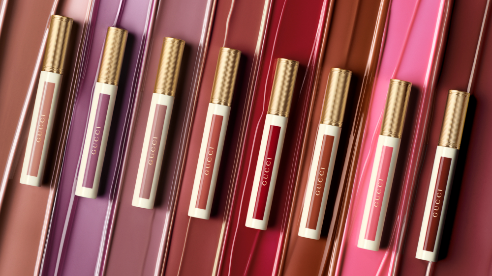 يعيد Gucci Glow Oil-In-Water Tint تعريف المستحضرات الملوّنة للشفاه، من خلال تركيبة مبتكرة تجمع بين اللمعان المائي والترطيب المريح واللون النابض في مستحضر واحد.