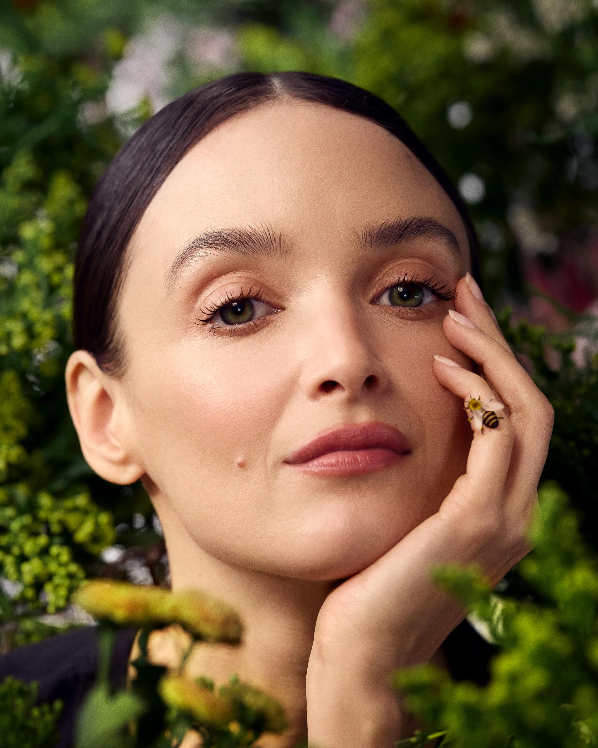 شارلوت لوبون، سفيرة GUERLAIN للنحل ملتزمة بحماية النحل