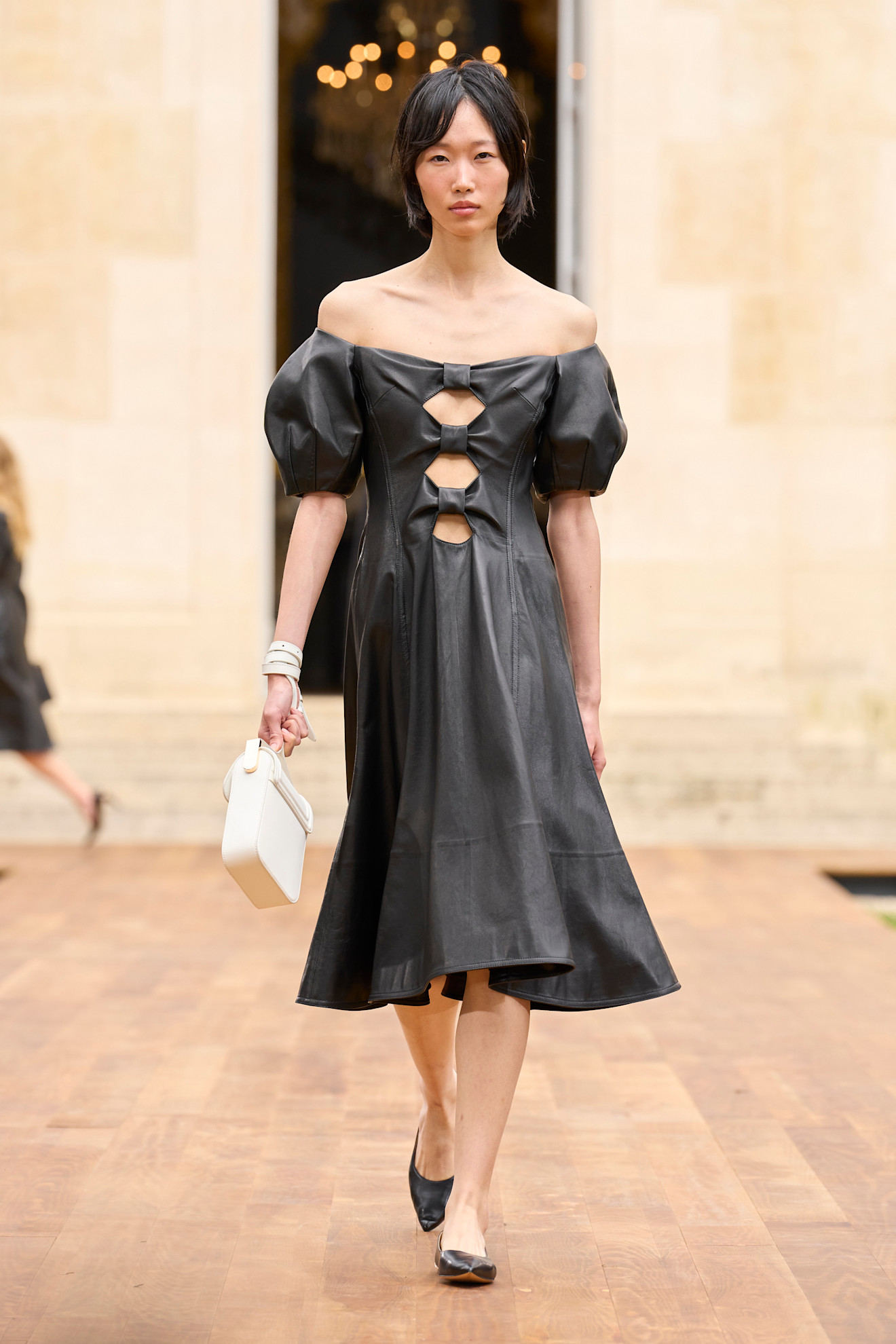 Gabriela Hearst الأكمام المنسدلة مميزة خاصة في تصاميم فساتين الجلد