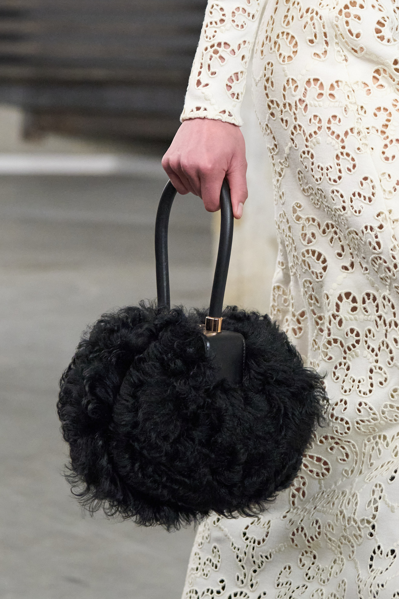 حقائب الفرو الدائرية مع الجلد