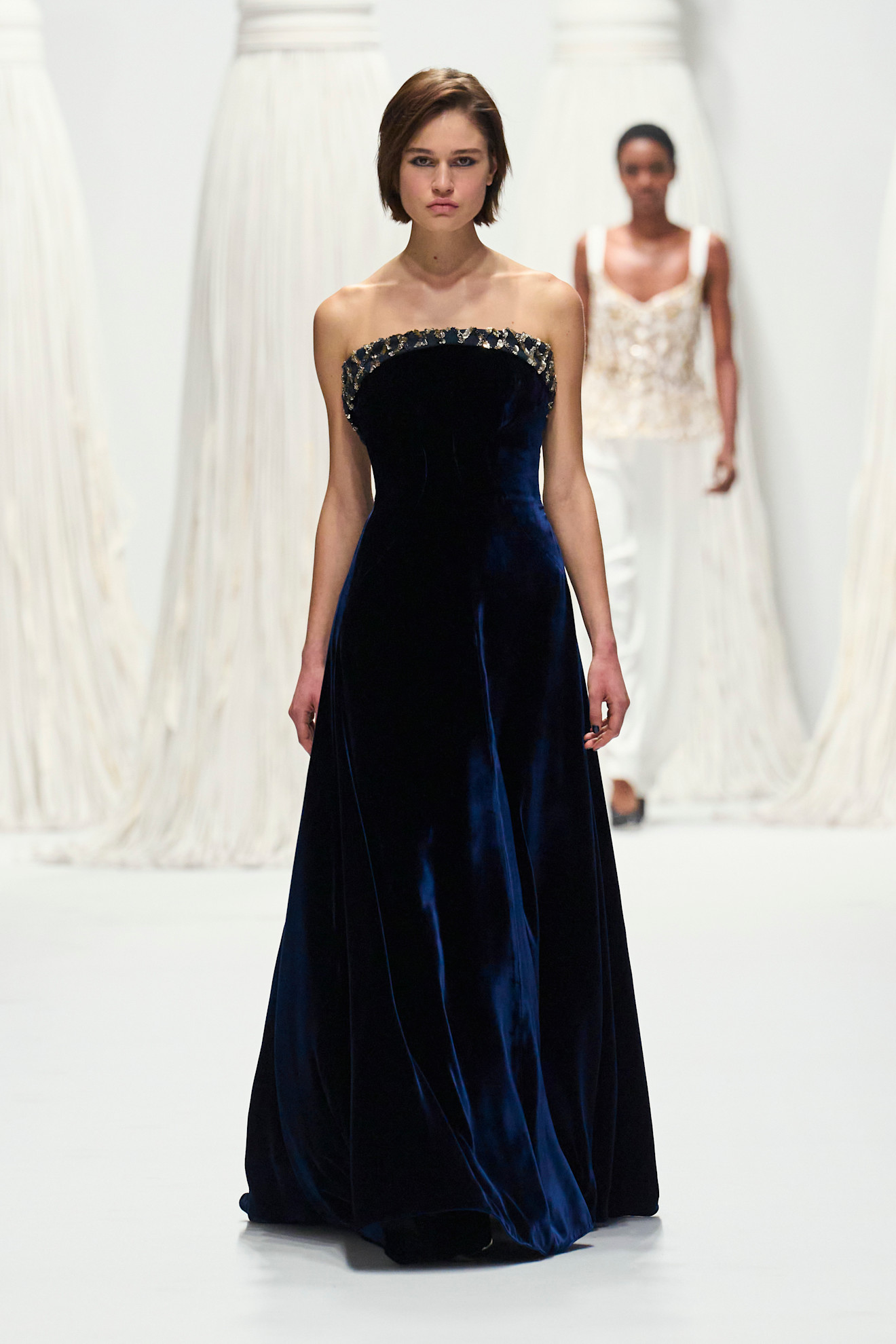 من مجموعة الأزياء الجاهزة Genny لخريف وشتاء 2025