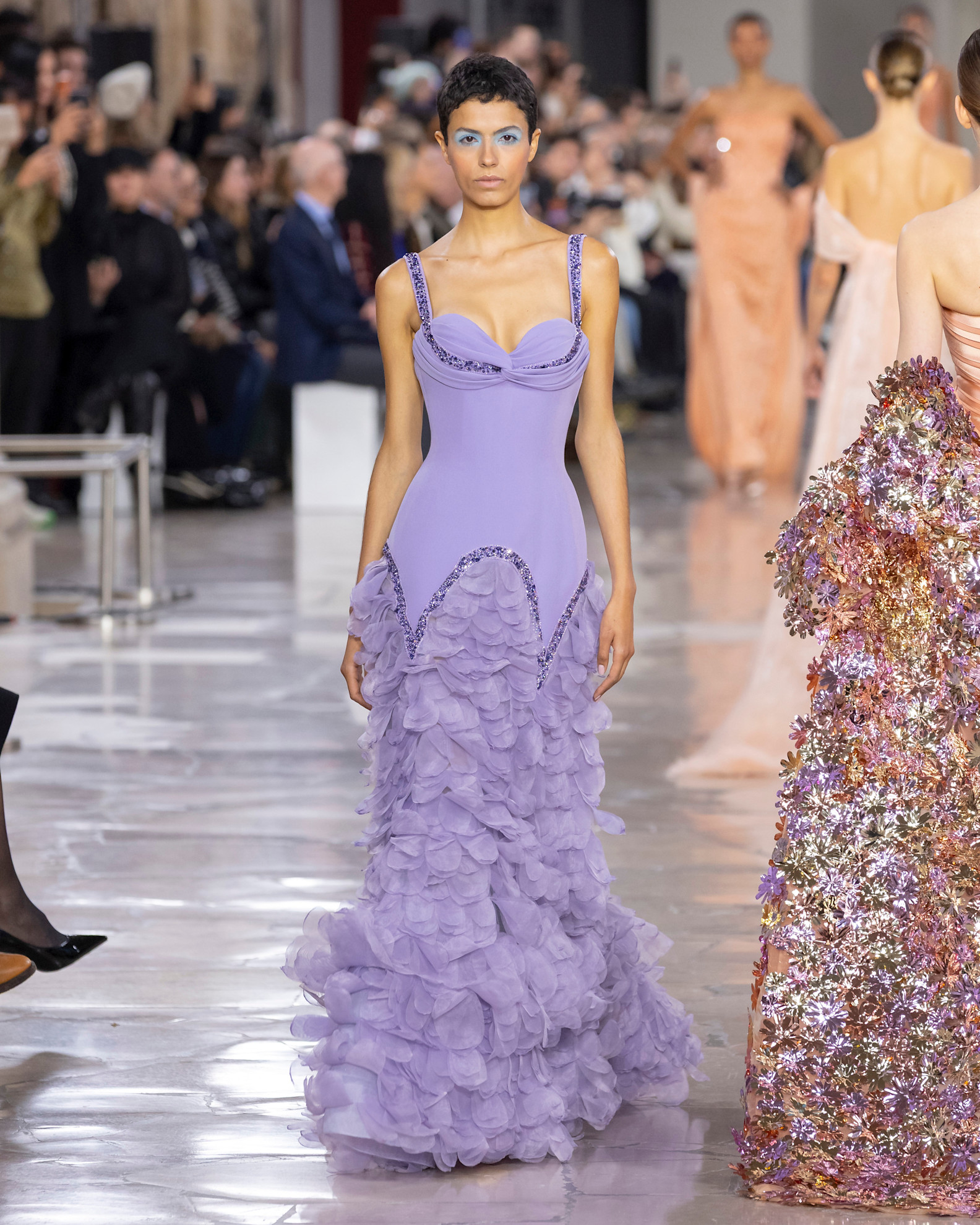 موضة الفساتين البنفسجية مع الكشكش