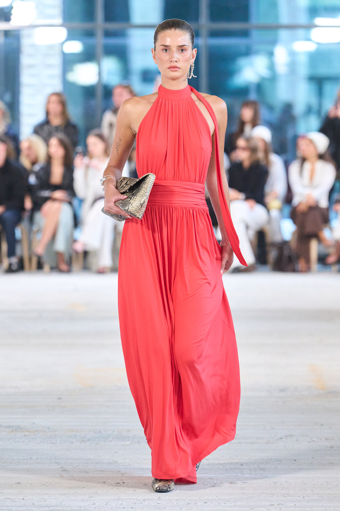 فساتين الكوراي بقصة محددة للجسم