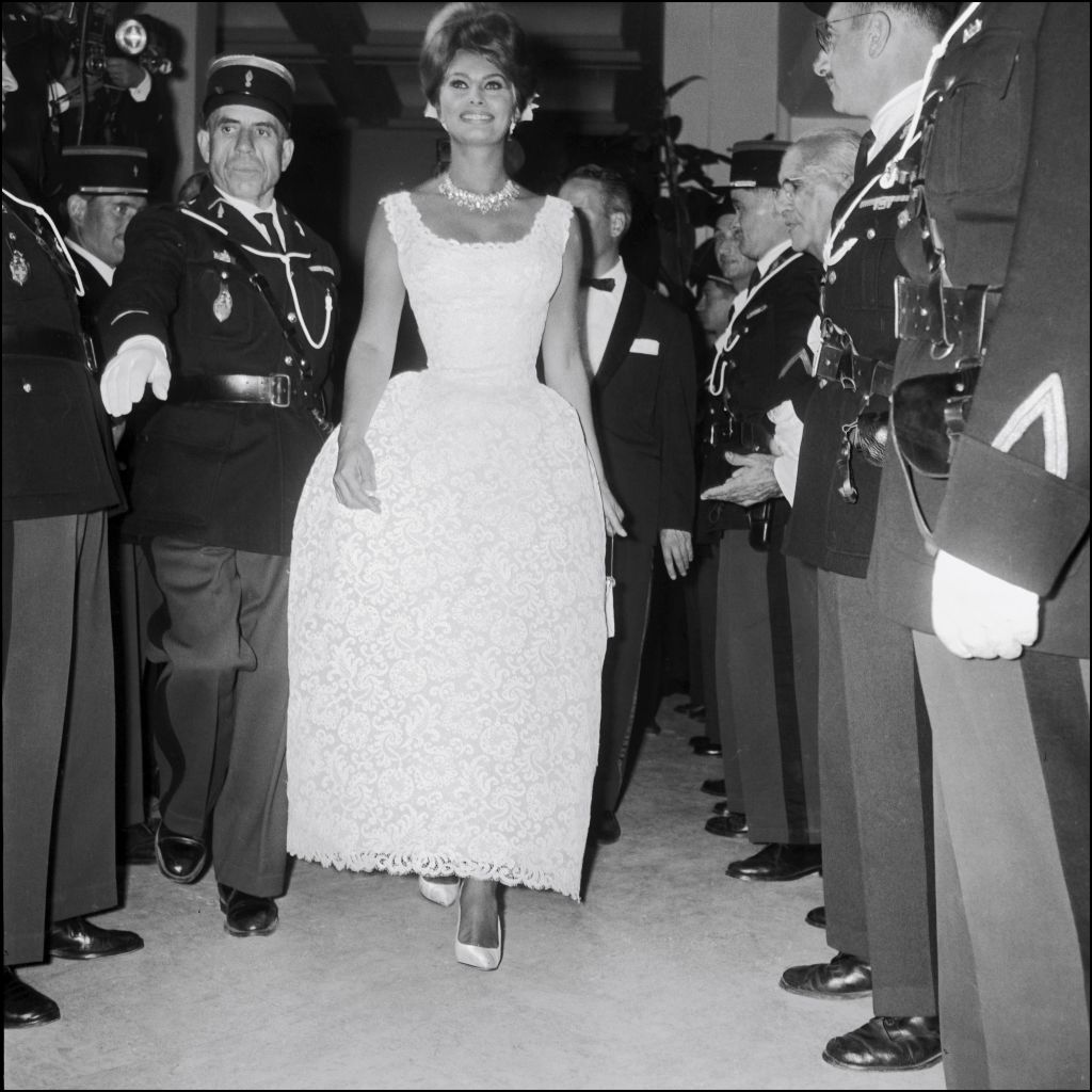 صوفيا لورين في مهرجان كان السينمائي عام 1961 في مدينة كان الفرنسية (الصورة من Getty)