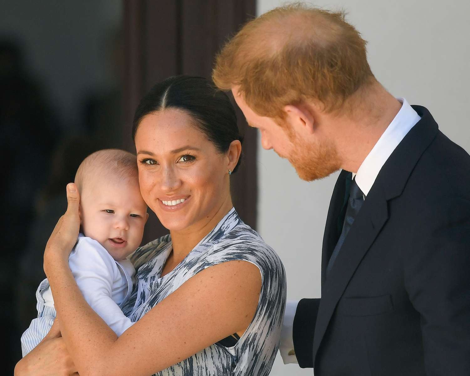 الملك تشارلز الثالث إغراء إعلان هاري منبوذاً رسمياً احتراماً لذكرى والدته الملكة إليزابيث