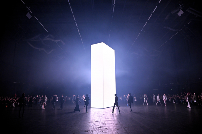 من مجموعة "كوبرني" Coperni خريف وشتاء 4202 للملابس الجاهزة.  تصوير Kristy Sparow بواسطة Getty images