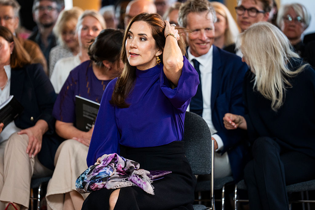 تحولات جمالية متسمرة في إطلالات الملكة ماري