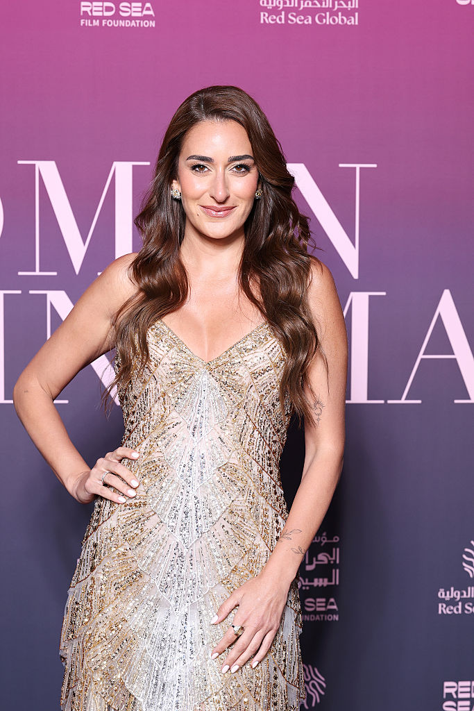 أمينة خليل تبهرنا بجمالها بالمكياج البرونزي