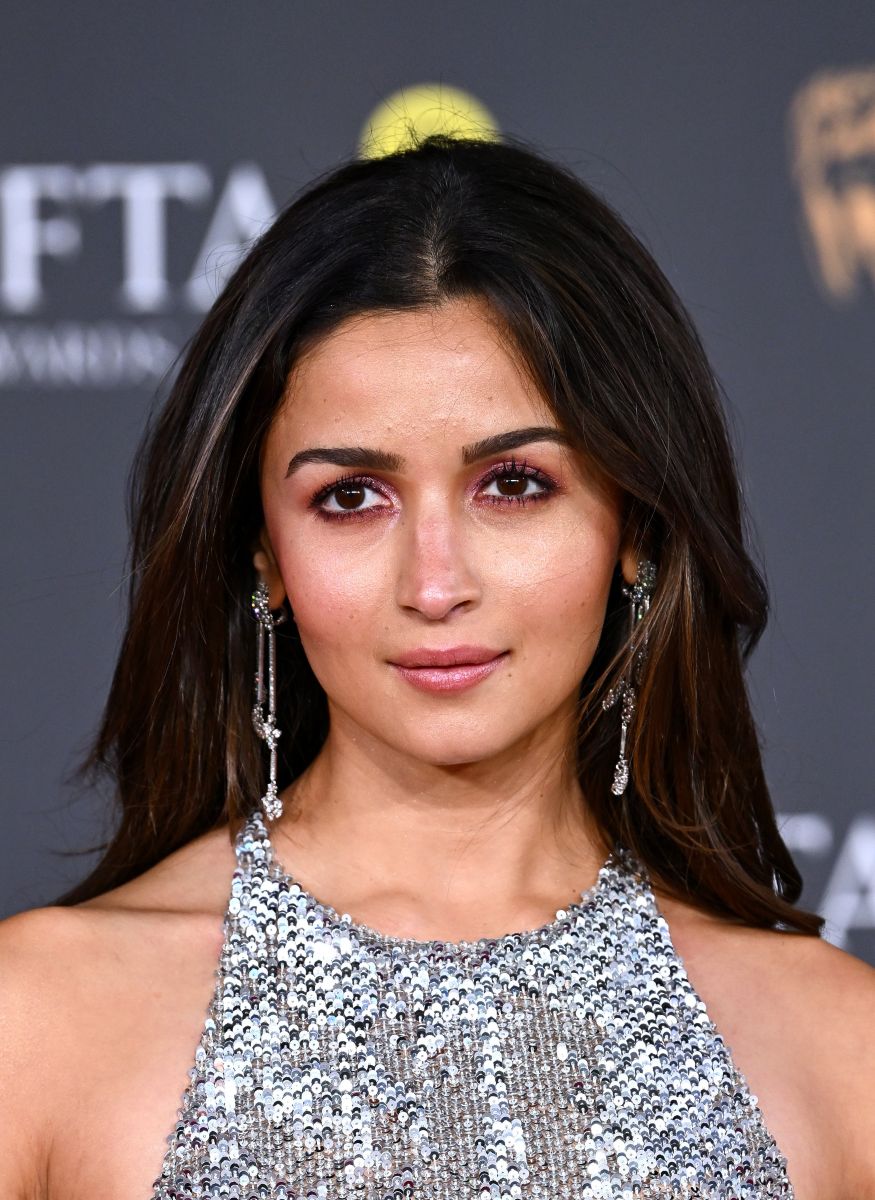 إطلالة عليا بهات بوهج المكياج الملون في بافتا 2026