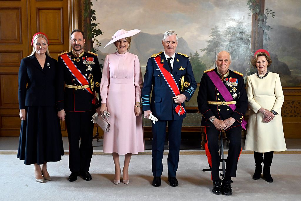 نهار "ديور" الوردي: فن "المونوكروم" في مطار أوسلو