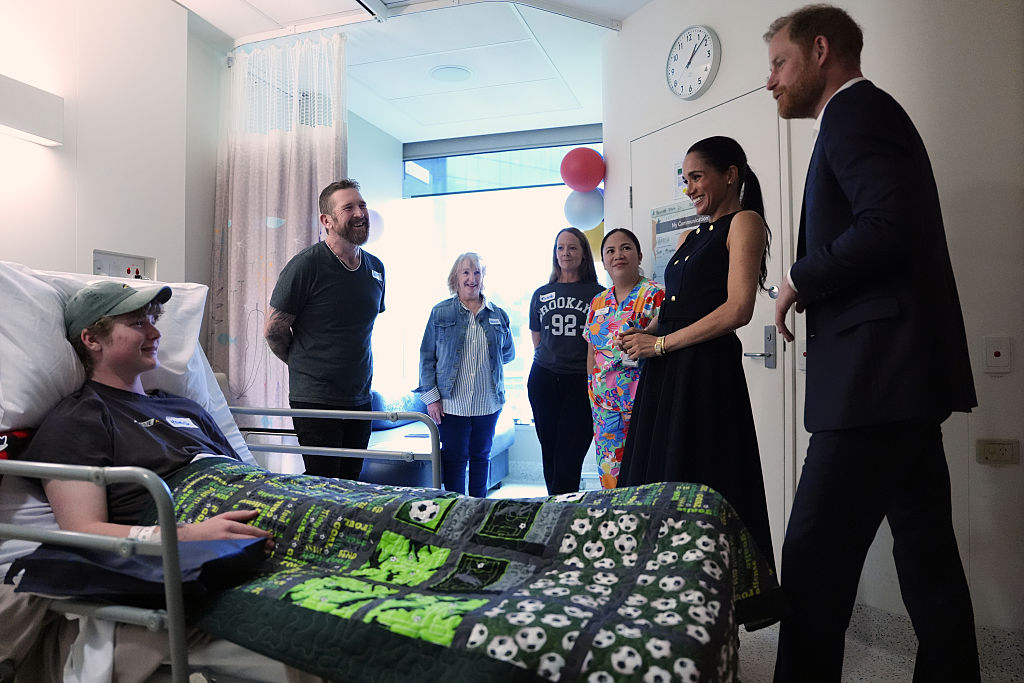 جولة هاري وميغان في أستراليا: بين العمل الخيري والجدل المالي