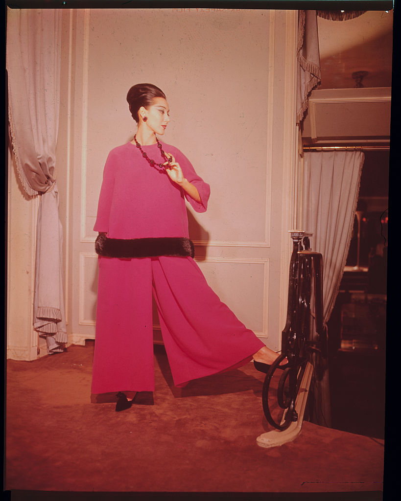 من تصاميم "ايف سان لوران" لدار "ديور". تصوير Bettmann / Contributor بواسطة Getty images