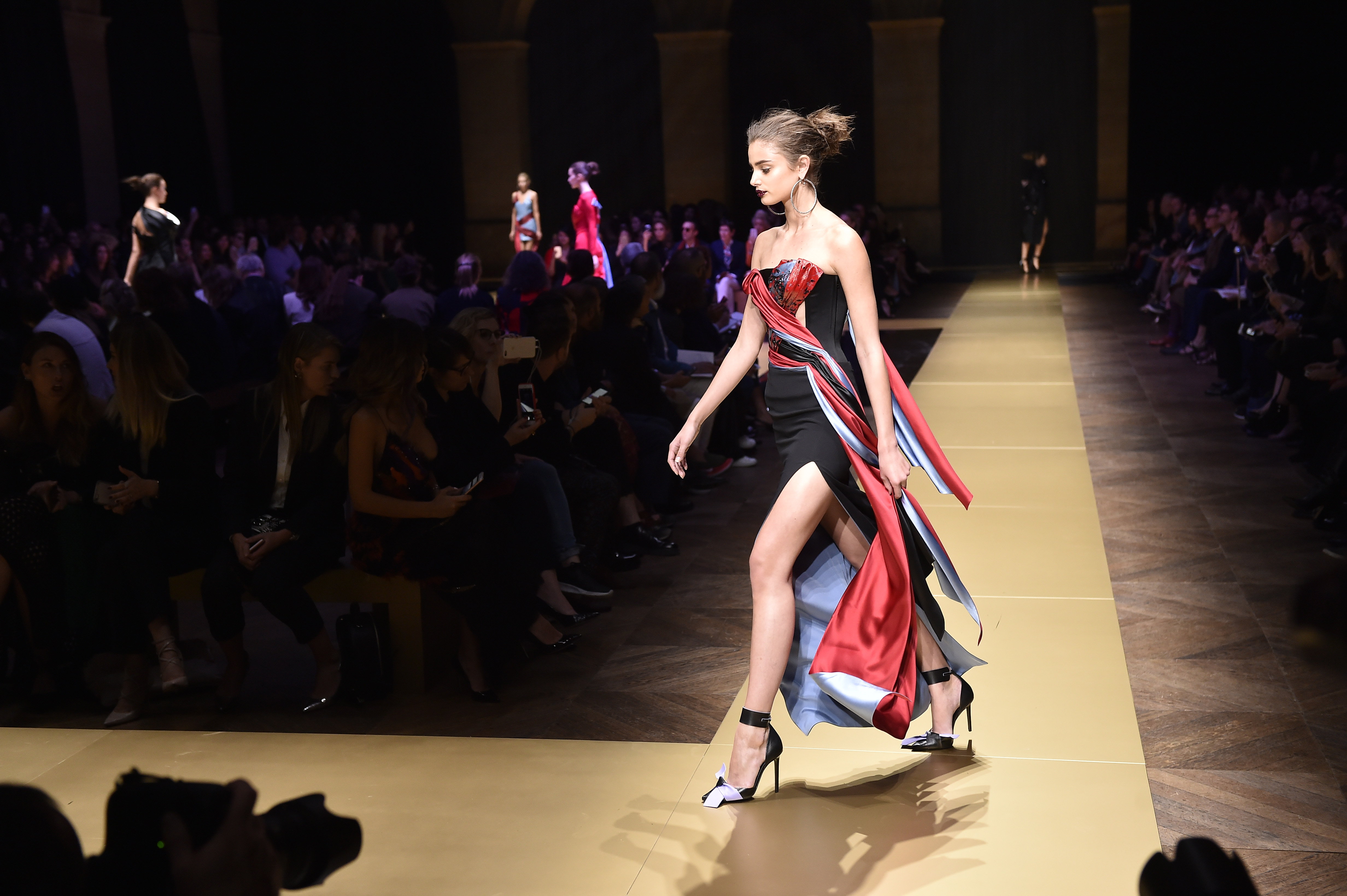 من المجموعة الأخيرة لـ Atelier Versace خريف و شتاء 2016. المصمم "بيتر مولييه". تصوير Catwalking بواسطة Getty images