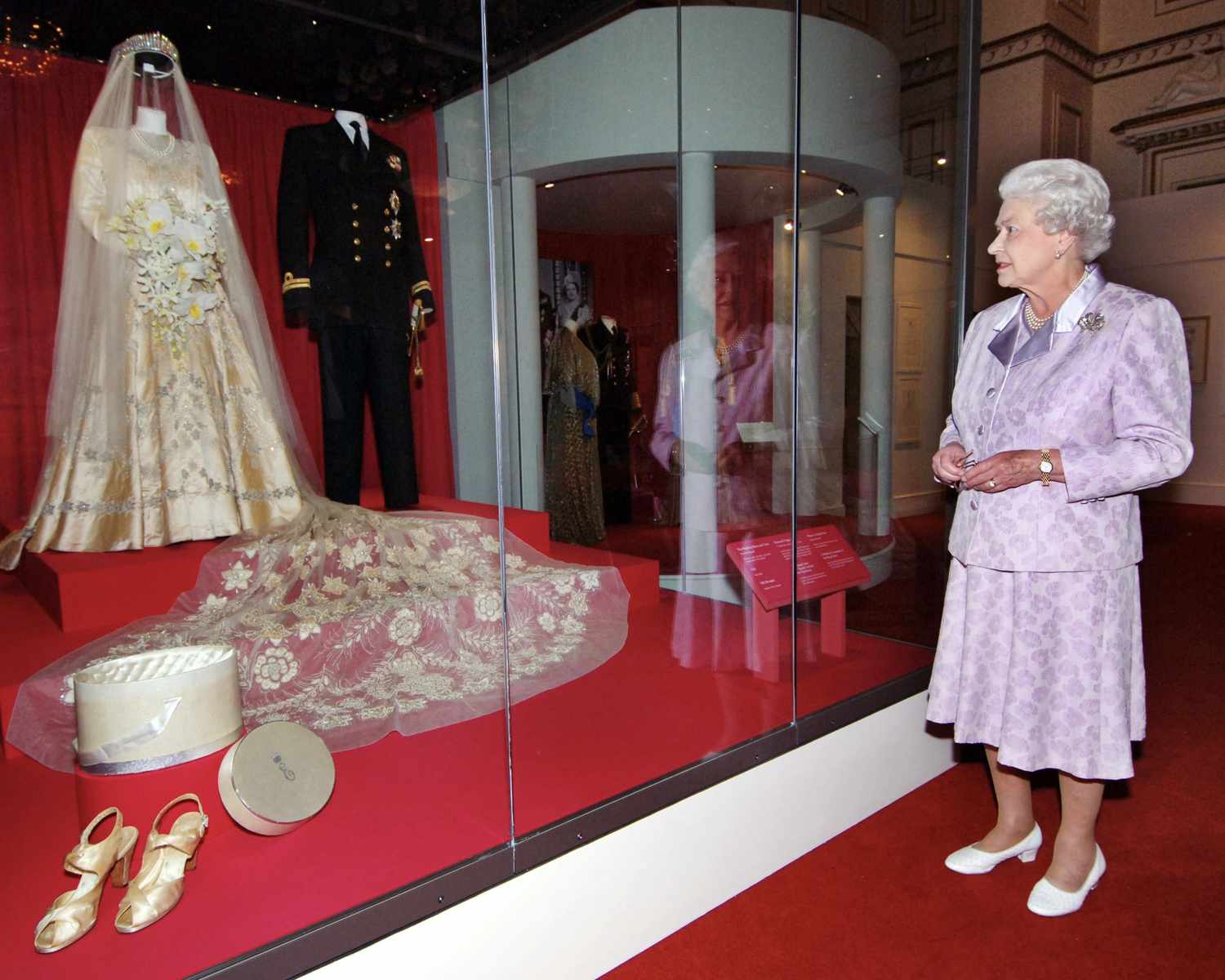 أطول فساتين الزفاف الملكية