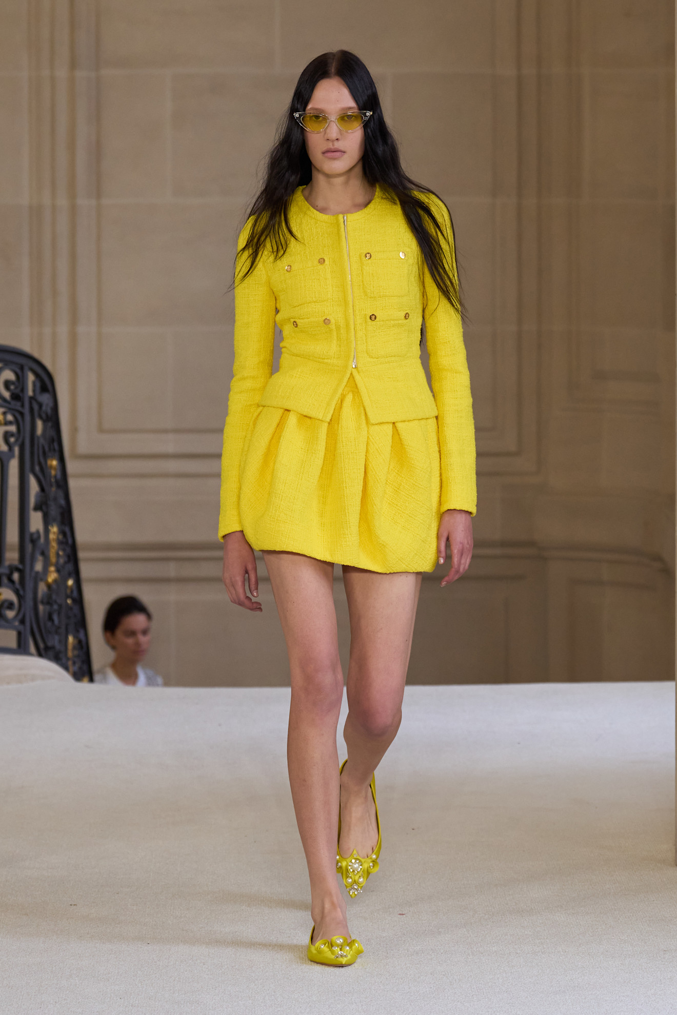 Giambattista Valli إطلالة مشرقة باللون الواحد الأصفر