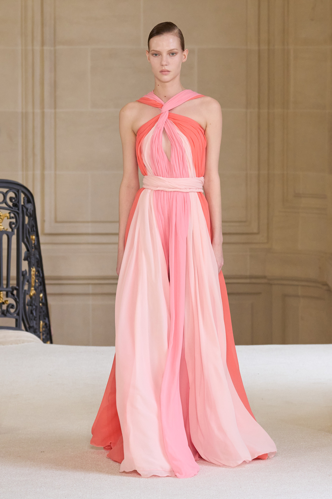 Giambattista Valli اللون المرجاني يوحي بالدفء