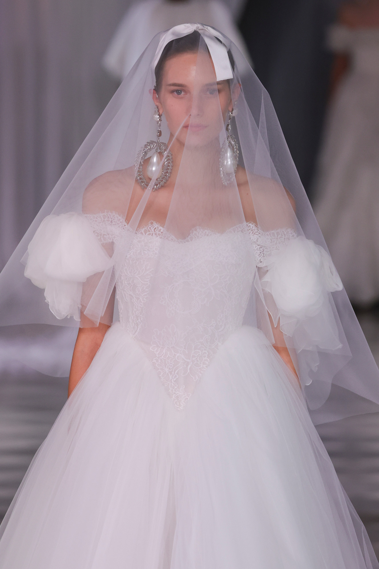 Giambattista Valli طرحة قصيرة متوسطة الطول من