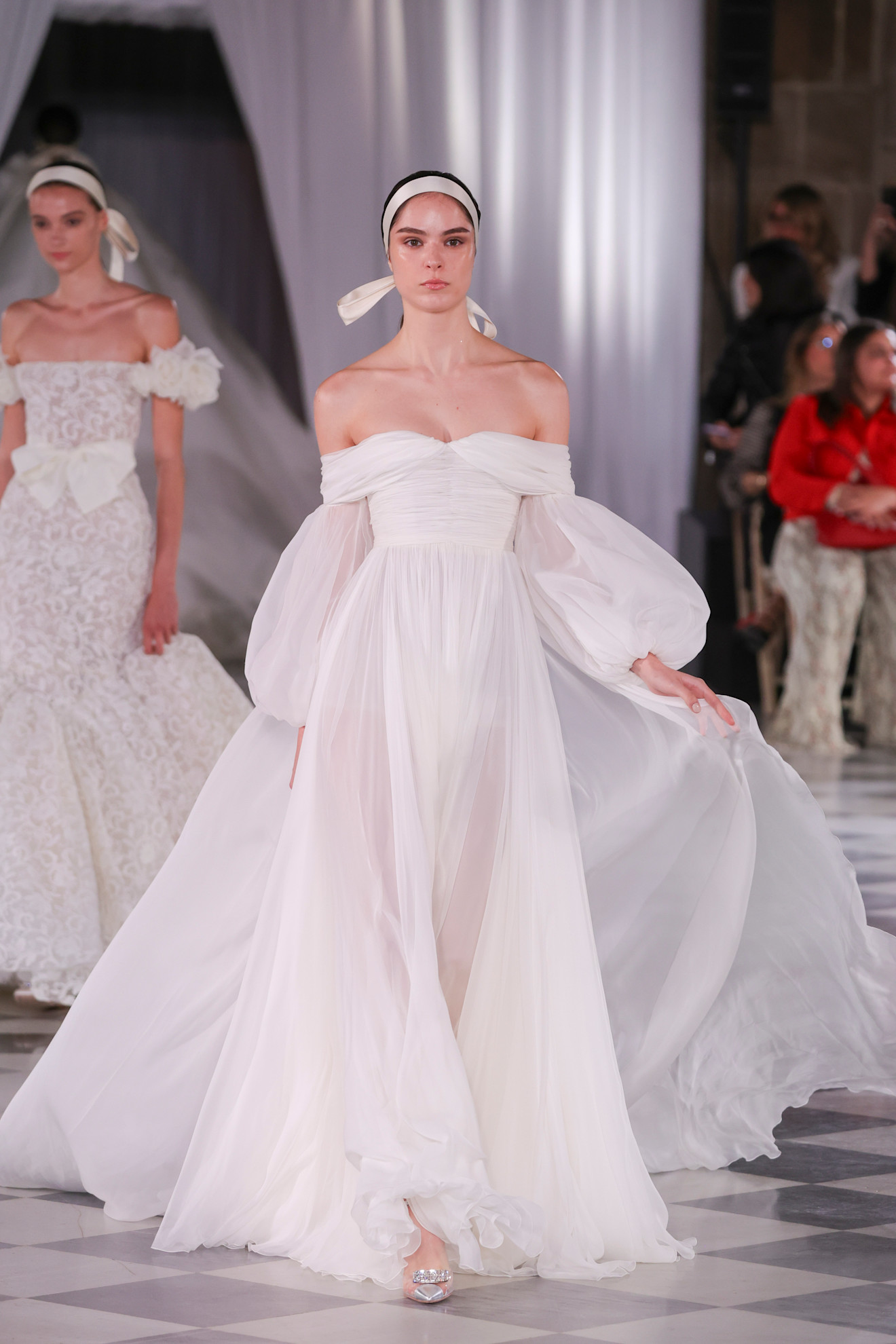 Giambattista Valli فساتان ناعم بأكمام منسدلة من