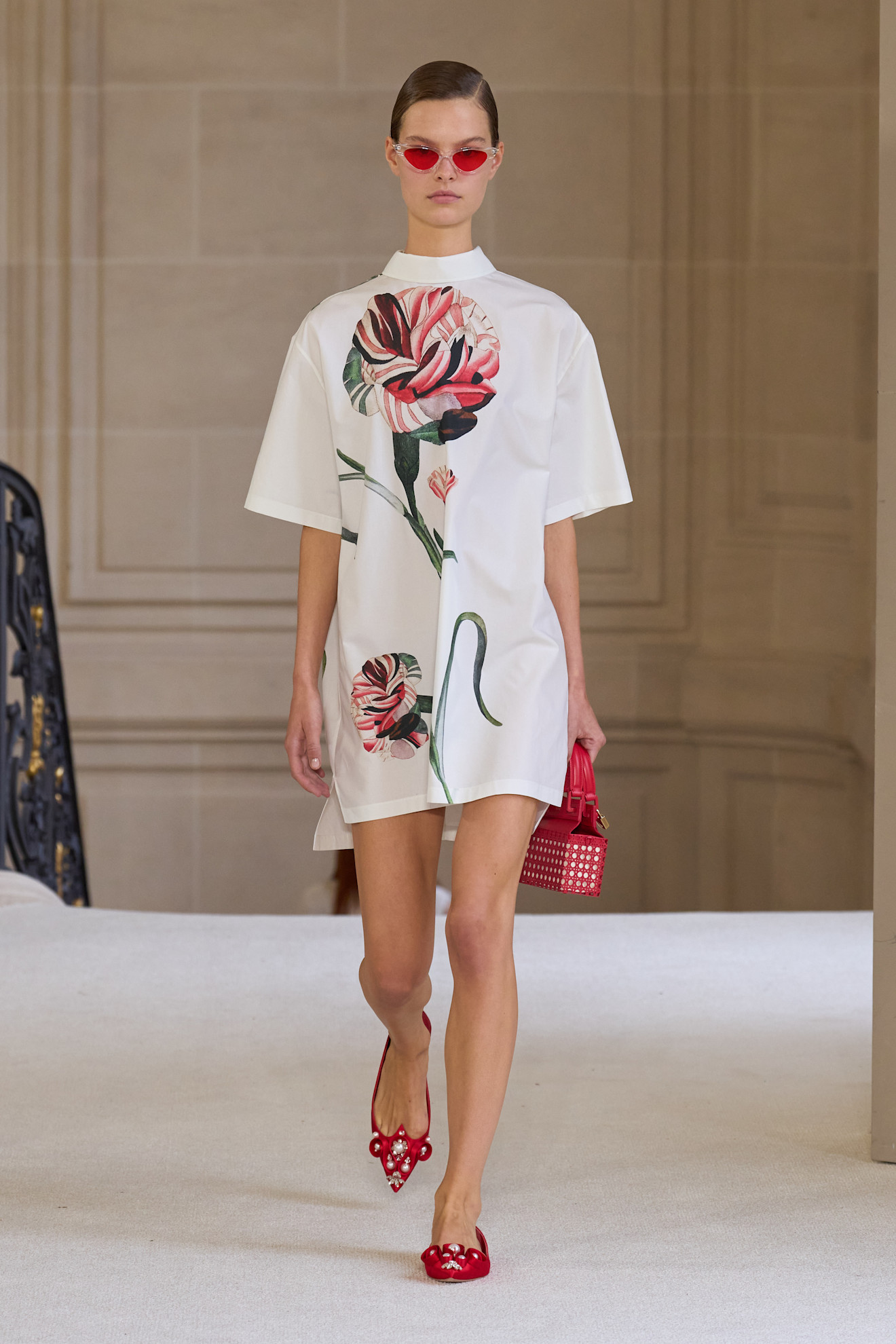 Giambattista Valli فستان أبيض مطبع بالورود من