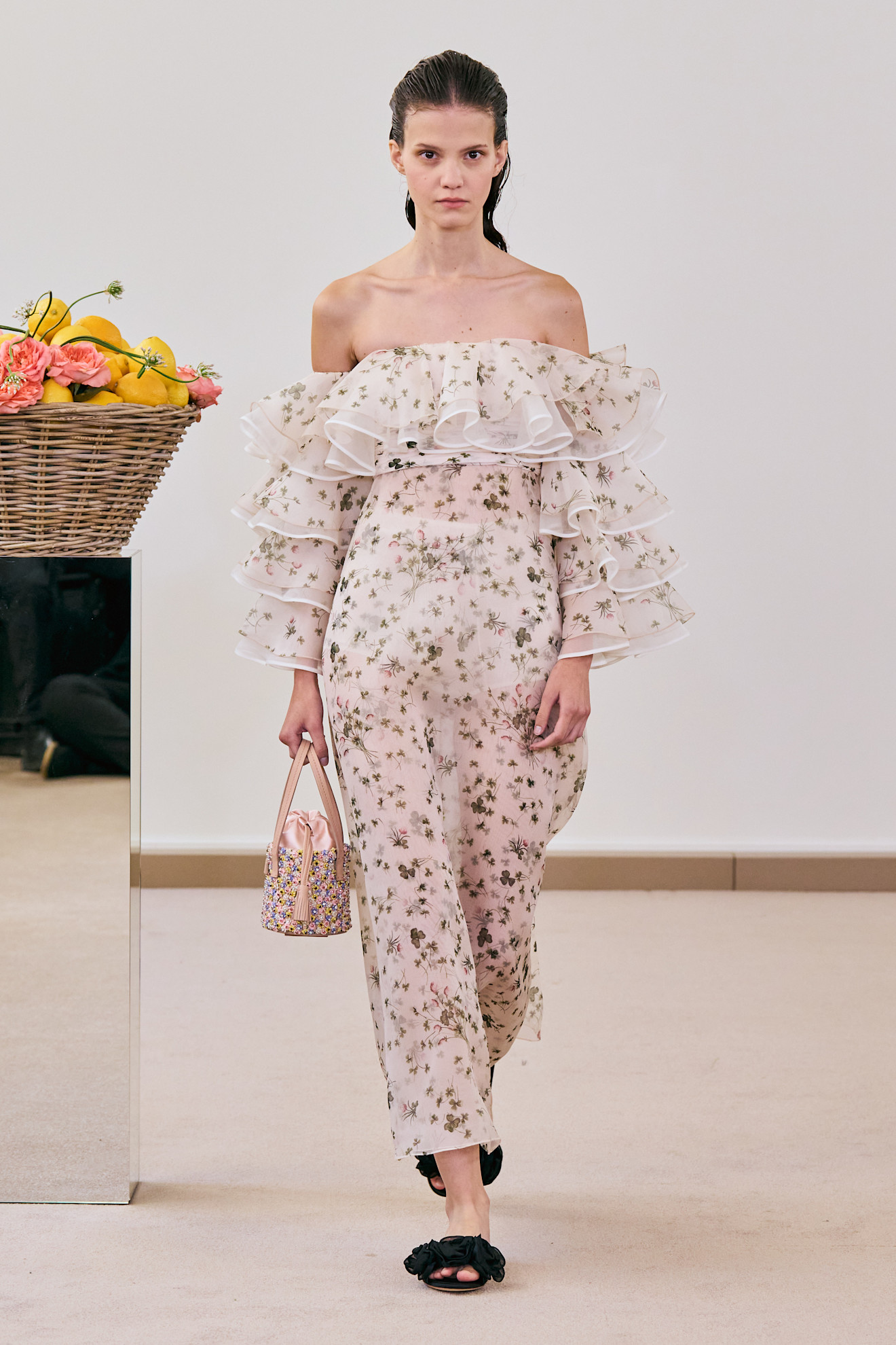 Giambattista Valli فستان مكشوف الأكتاف لكل يوم من