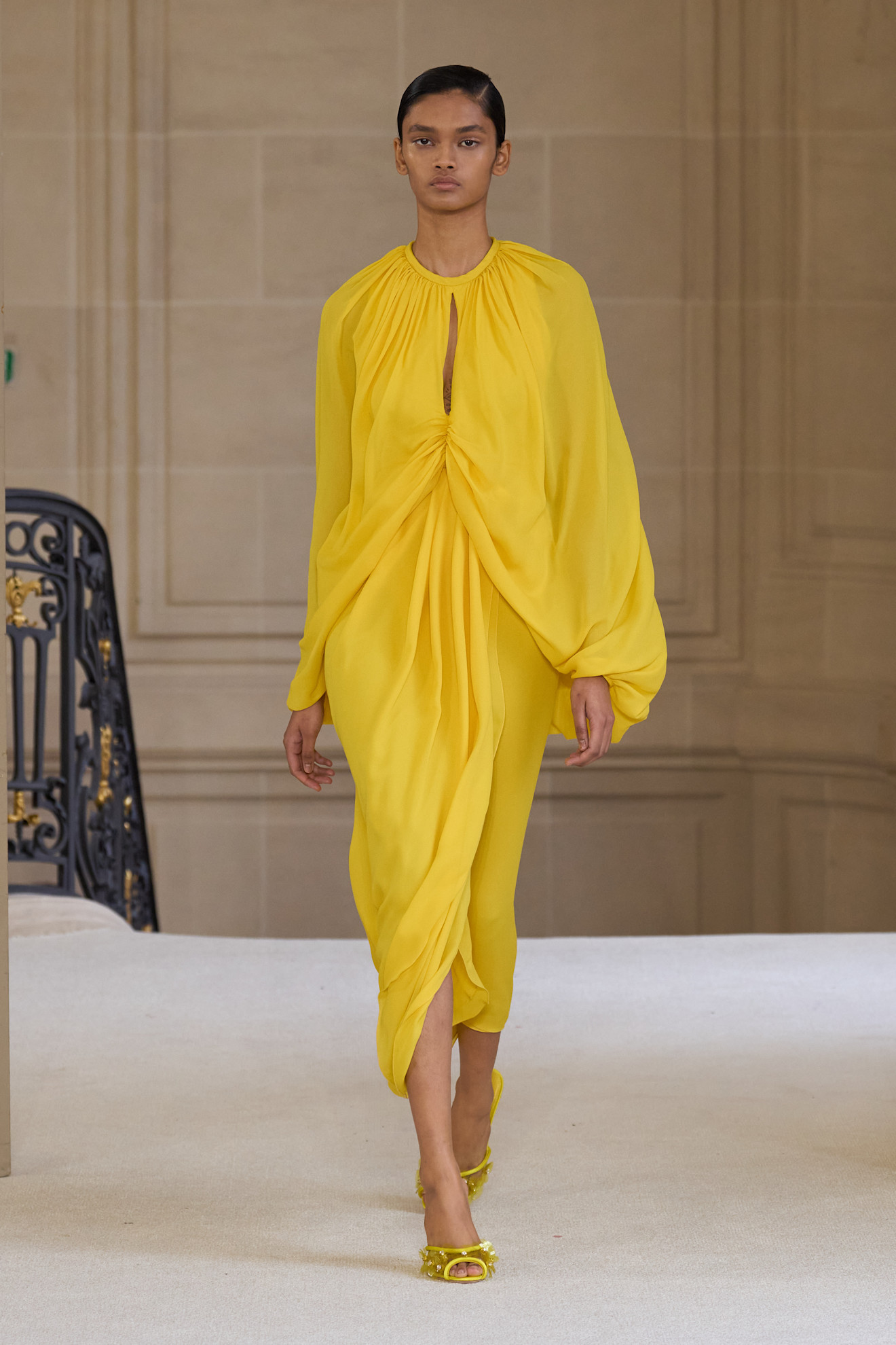 Giambattista Valli فستان ميدي صيفي باللون الأصفر من