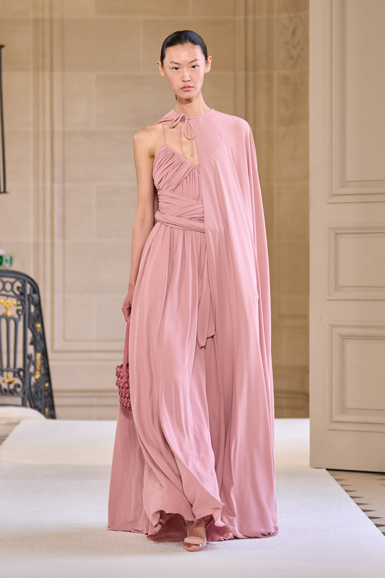 فستان مع كاب من Giambattista Valli